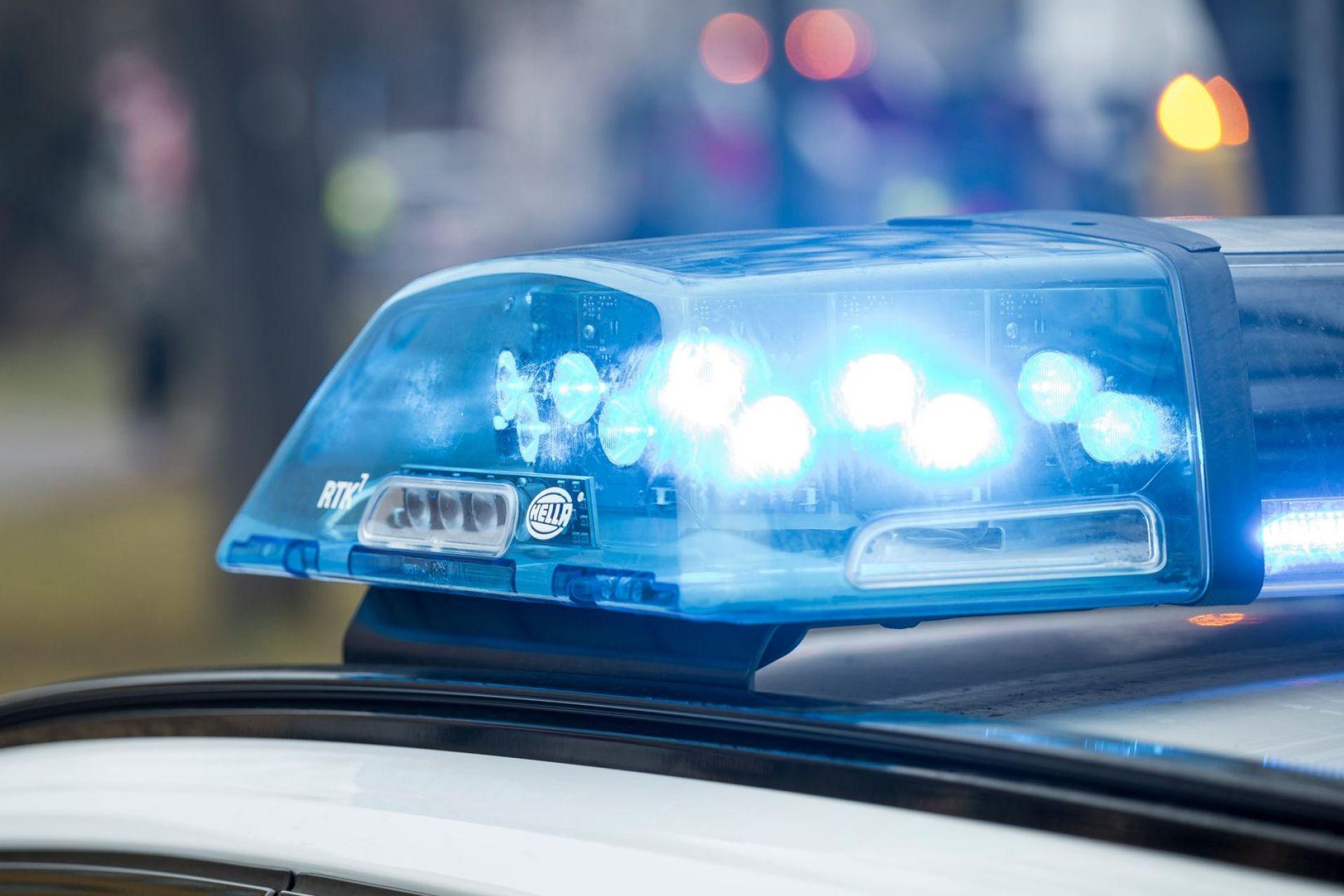 Zwei Männer überfallen eine Tankstelle in Hof und erbeuten Zigaretten und Bargeld. Die Kriminalpolizei sucht Zeugen. (Symbolbild: Daniel Vogl/dpa)