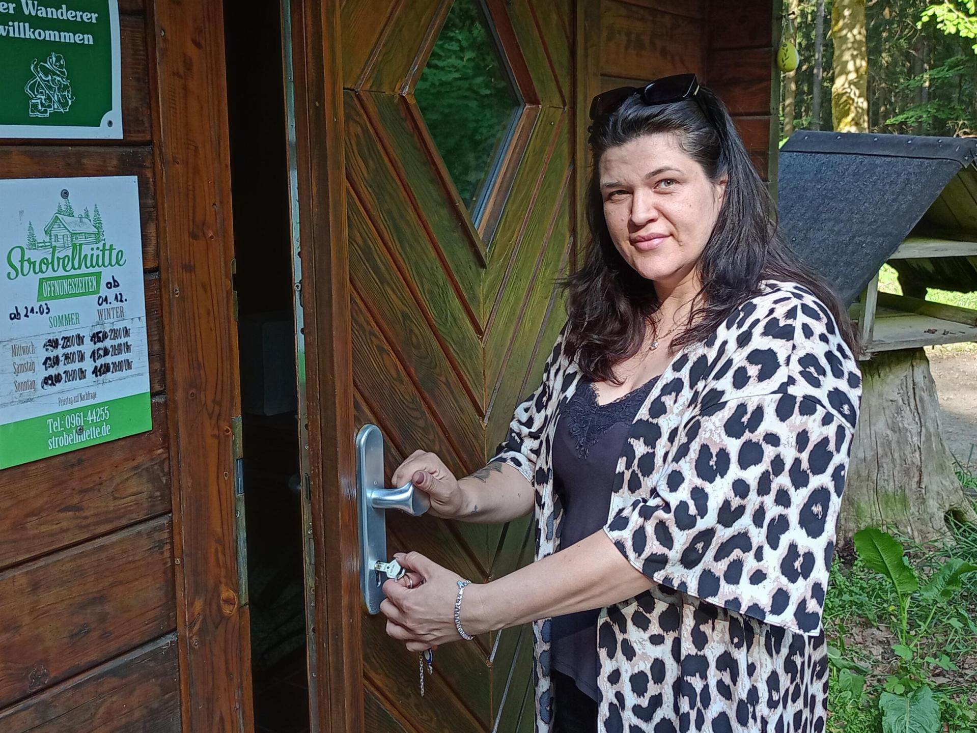 Lina Dillmann hat die Strobelhütte auf dem Fischerberg gepachtet. Noch im Juni soll die Wiedereröffnung sein.  (Bild: Stephanie Hladik)