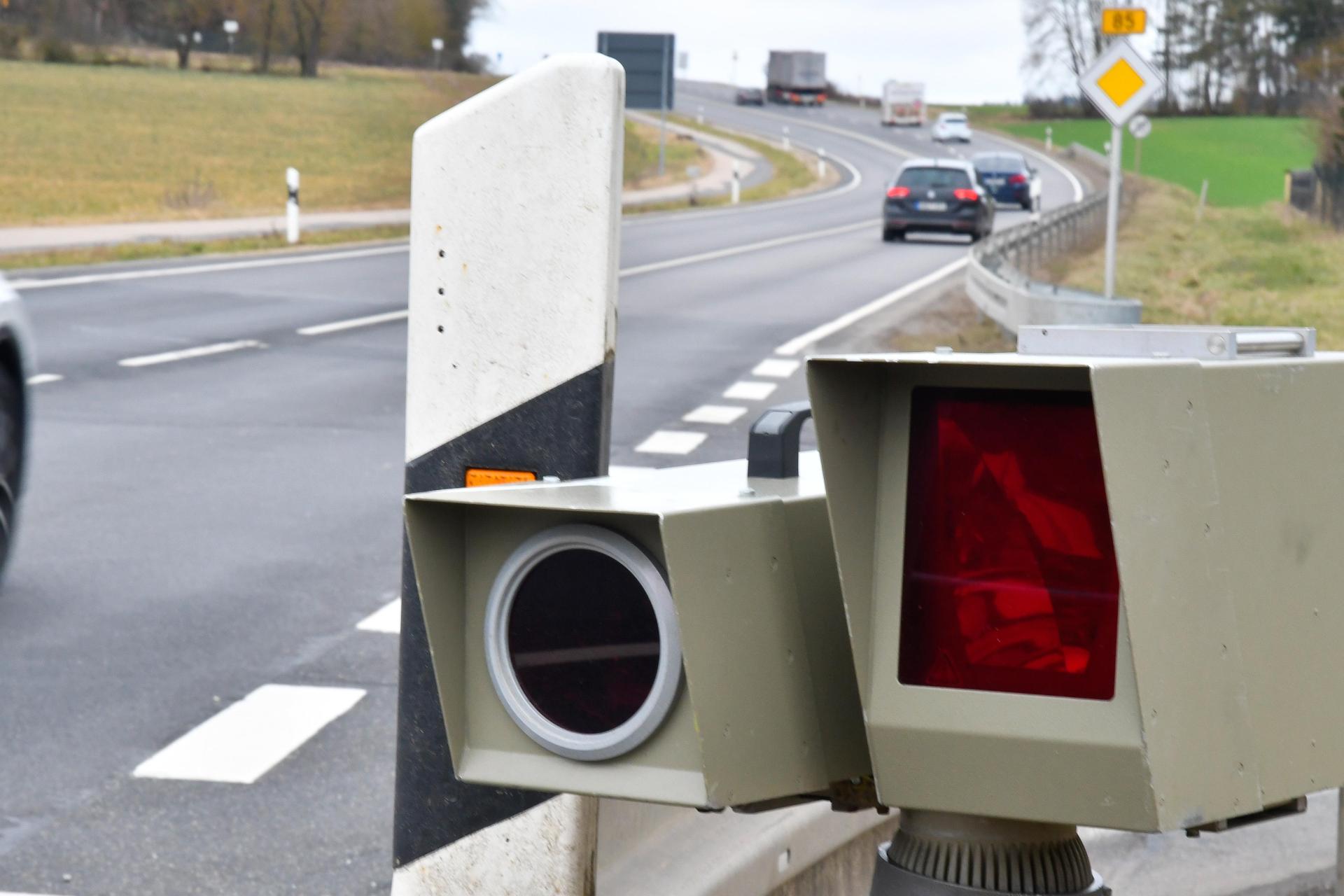 Die Verkehrspolizeiinspektion Weiden hat im Juli 109 755 Fahrzeuge gemessen und 1124 Fahrer beanstandet. (Symbolbild: Petra Hartl)