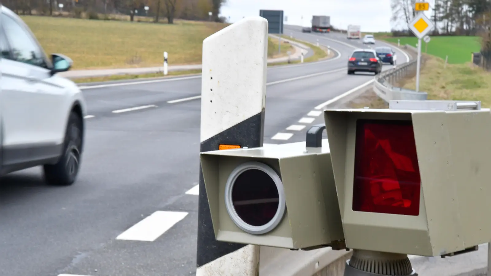 Ein 18-jähriger Fahranfänger war laut Polizei bei Arnschwang mit 201 km/h auf der B 20 unterwegs (Symbolbild: Petra Hartl)