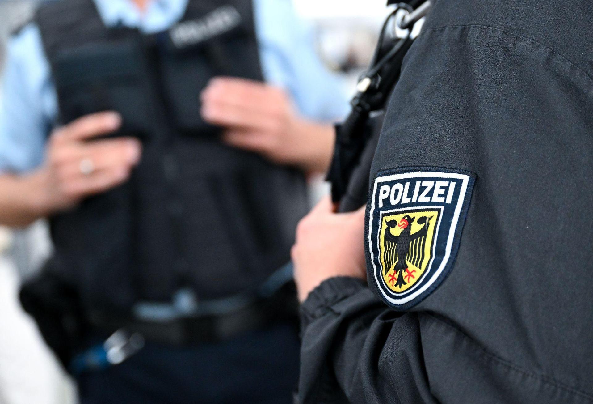 Der Mann konnte von der Bundespolizei widerstandslos festgenommen werden. (Symbolbild: Sven Hoppe/dpa)