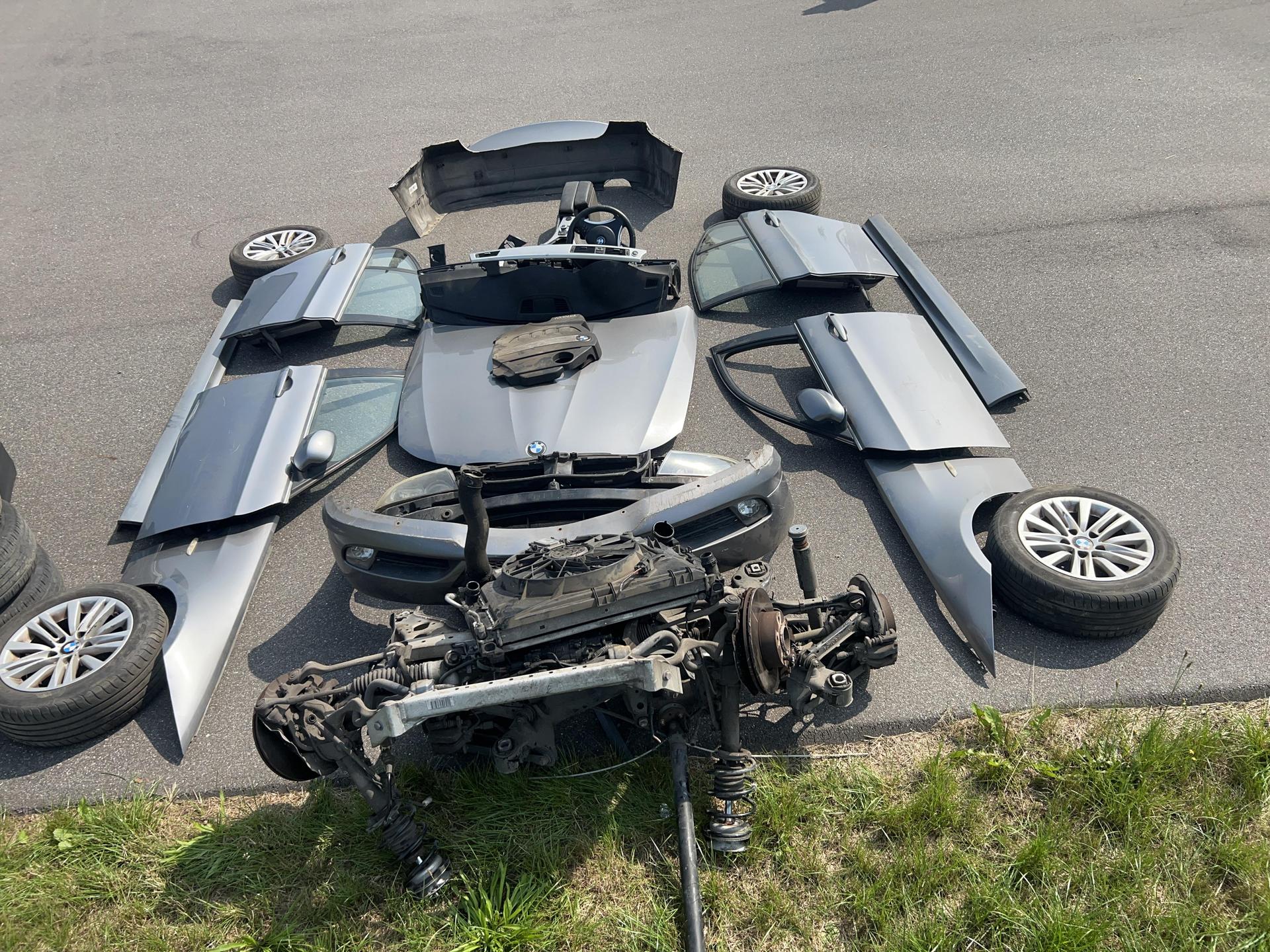 Sichergestellte Fahrzeugteile (Bild: PP Oberpfalz )