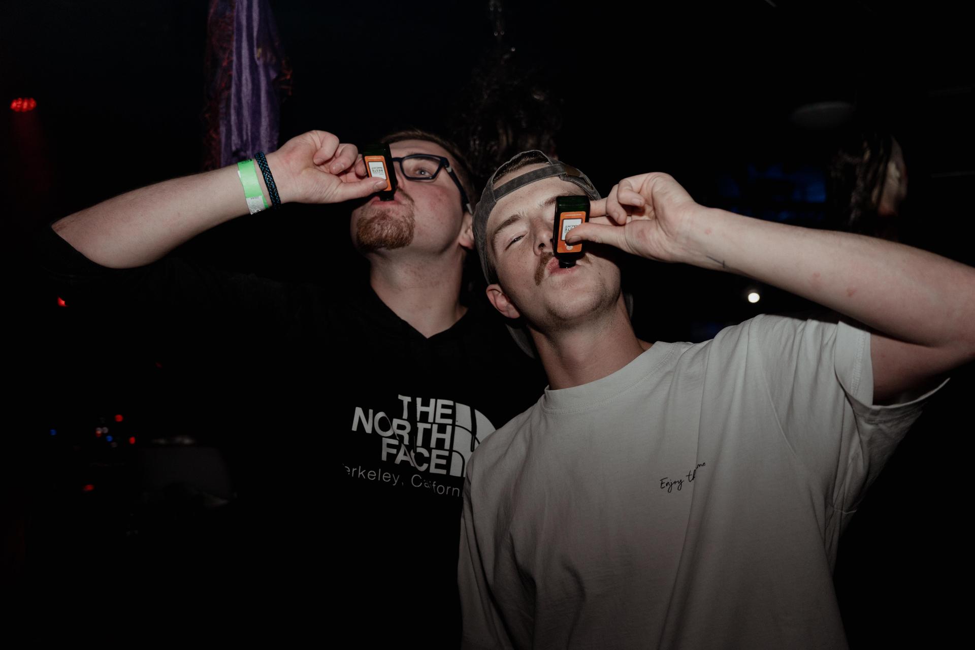 Im Labelle in Waidhaus waren am Freitag die Zombies, Teufel und Geister unterwegs und gaben zur Musik von DJ Michael B. zusammen Vollgas. (Bild: Timo Kraus)