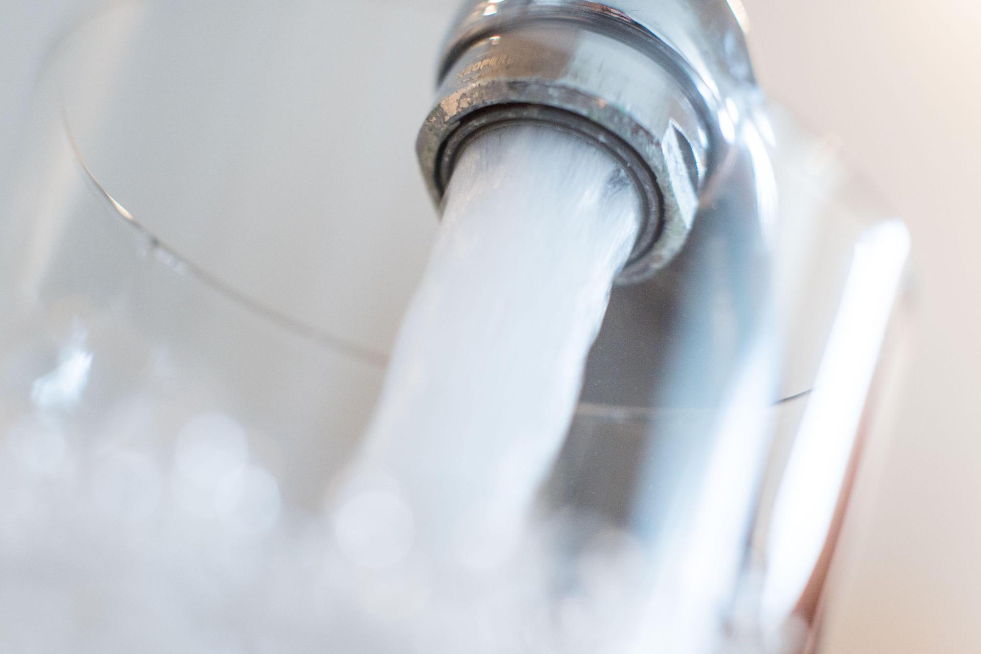 Wartungsarbeiten an der Wasserversorgung in Vohenstrauß führen zu Druckschwankungen und Unterbrechungen. (Symbolbild: Lino Mirgeler/dpa)