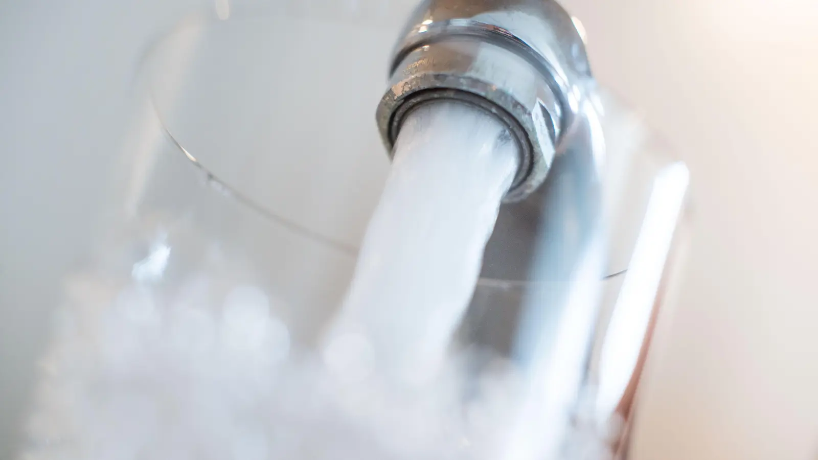 Wartungsarbeiten an der Wasserversorgung in Vohenstrauß führen zu Druckschwankungen und Unterbrechungen. (Symbolbild: Lino Mirgeler/dpa)
