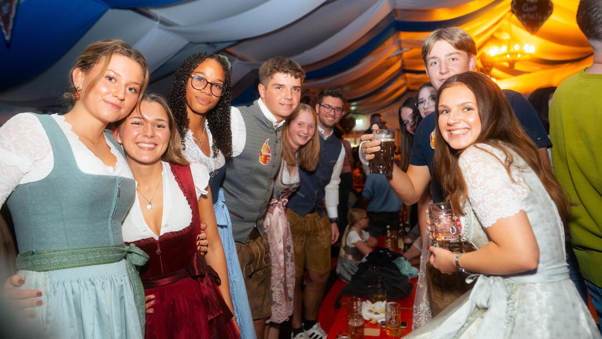 Alle Samstagsbilder der Kirwa in Weiherhammer. (Bild: Hannes Stock)