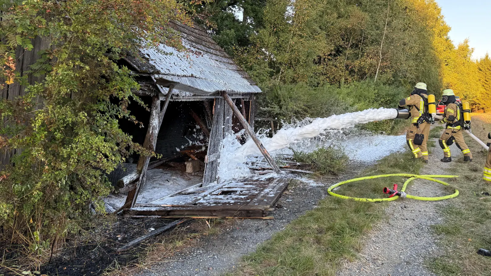 In der Nähe eines Felds entlang der B&#32;299 zwischen Premenreuth und Josephshof hat am Dienstagabend eine Scheune gebrannt. Die Feuerwehrleute hatten den Brand aber schnell unter Kontrolle. (Bild: nza)