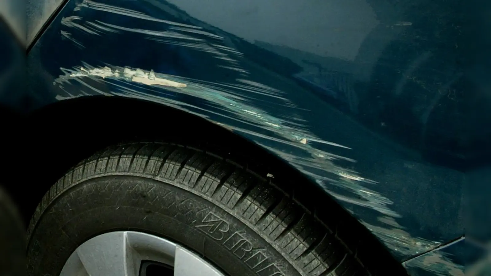 Ein Auto wurde auf dem Lehrerparkplatz des Elly-Heuss-Gymnasiums in Weiden beschädigt. Die Polizei sucht Zeugen. (Symbolbild: Stephan Huber)