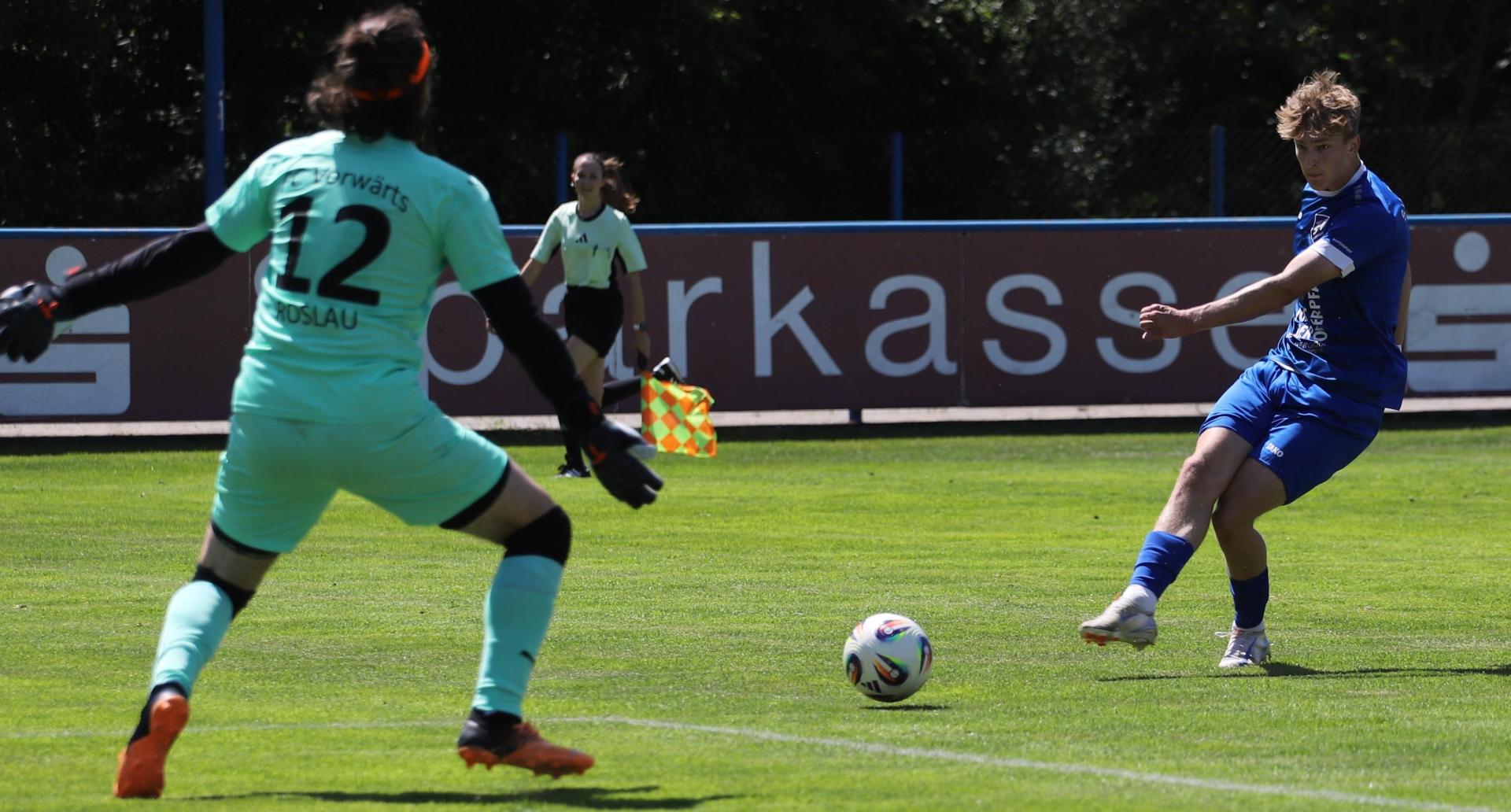 Johannes Janker trifft hier zum 1:0 des SV Etzenricht gegen den oberfränkischen Bezirksligameister FC Vorwärts Röslau (Bild: war)