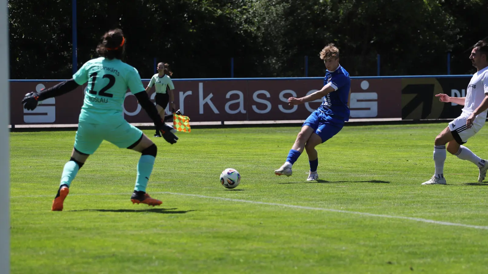 Johannes Janker trifft hier zum 1:0 des SV Etzenricht gegen den oberfränkischen Bezirksligameister FC Vorwärts Röslau (Bild: war)