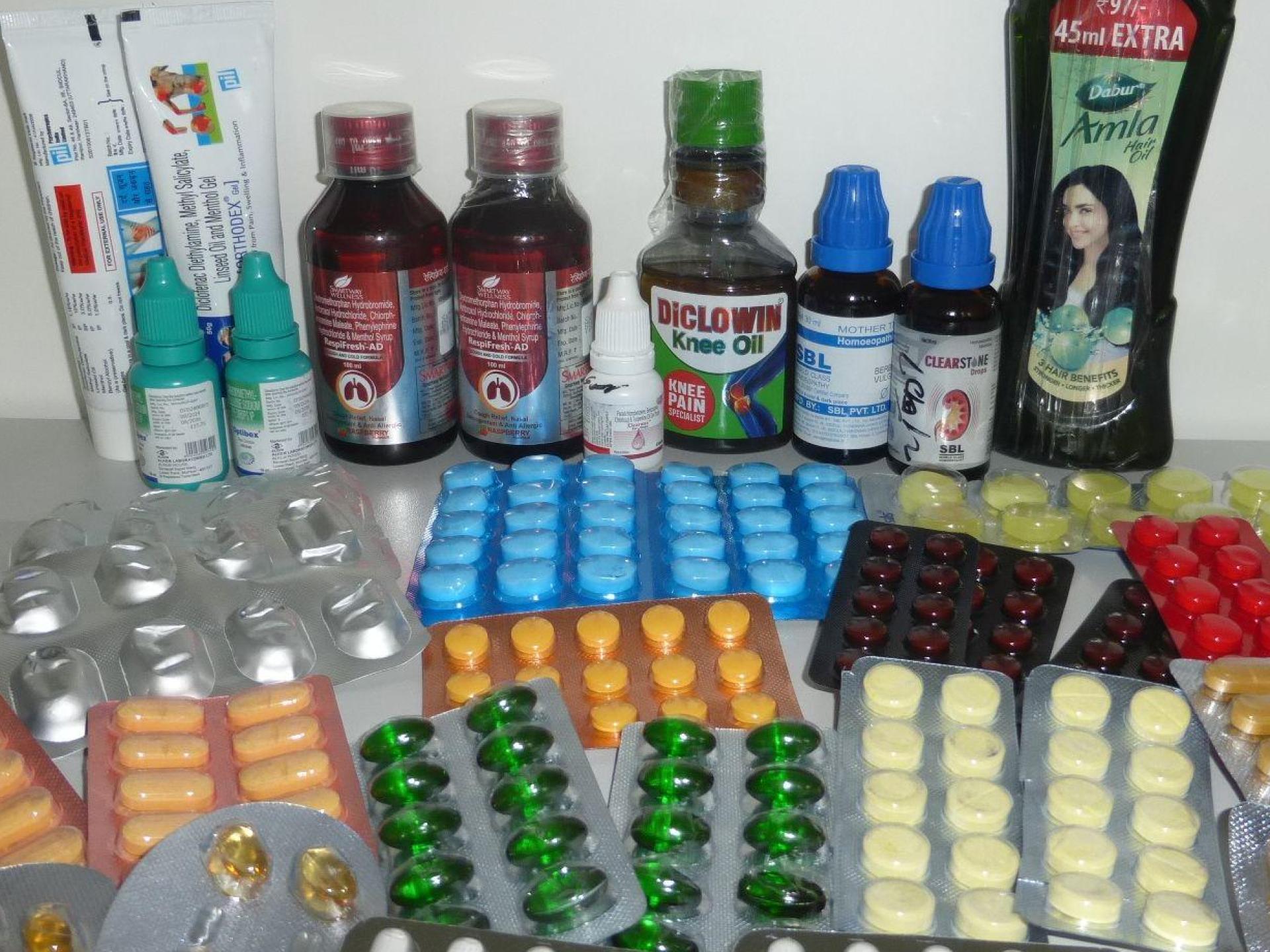 Tabletten, Kapseln, Tropfen und Tuben: Das Zollamt Oberpfalz hat 20 nicht zugelassene Produkte in einer Postsendung aus Indien entdeckt. Der Besteller dieser Artikel kann jetzt Probleme bekommen. (Bild: Zollamt Oberpfalz)