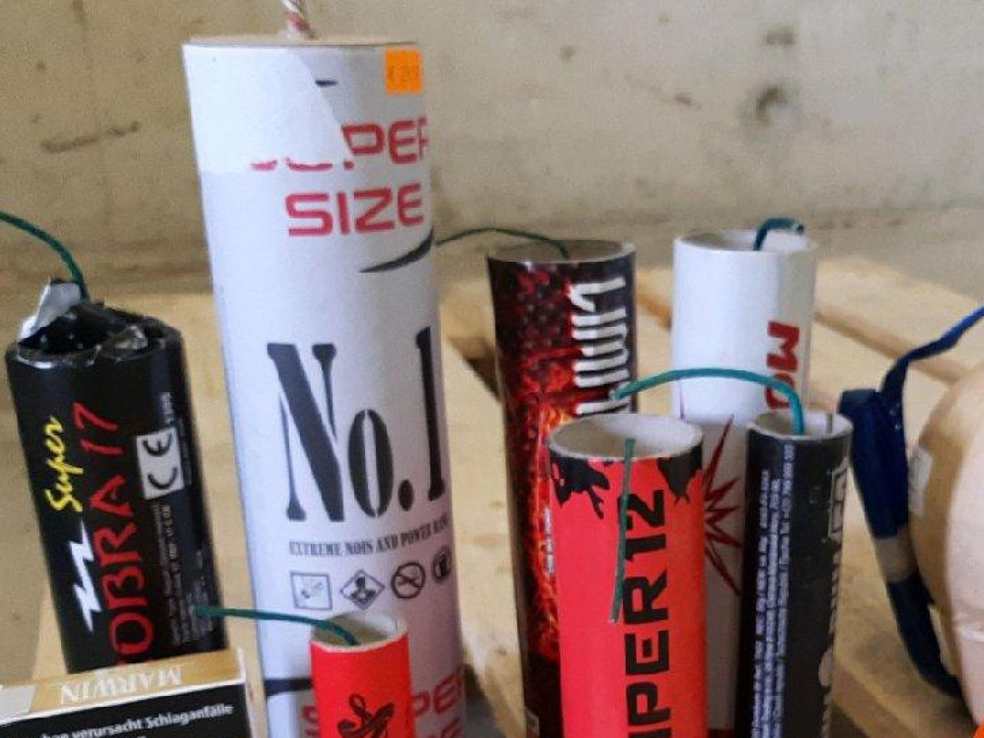 Der Zoll warnt vor dem Import von Feuerwerkskörpern. Das Bild zeigt sichergestellte Pyrotechnik. Vergangenes Jahr wurden sieben Tonnen aus dem Verkehr gezogen.  (Bild: Hauptzollamt Regensburg)