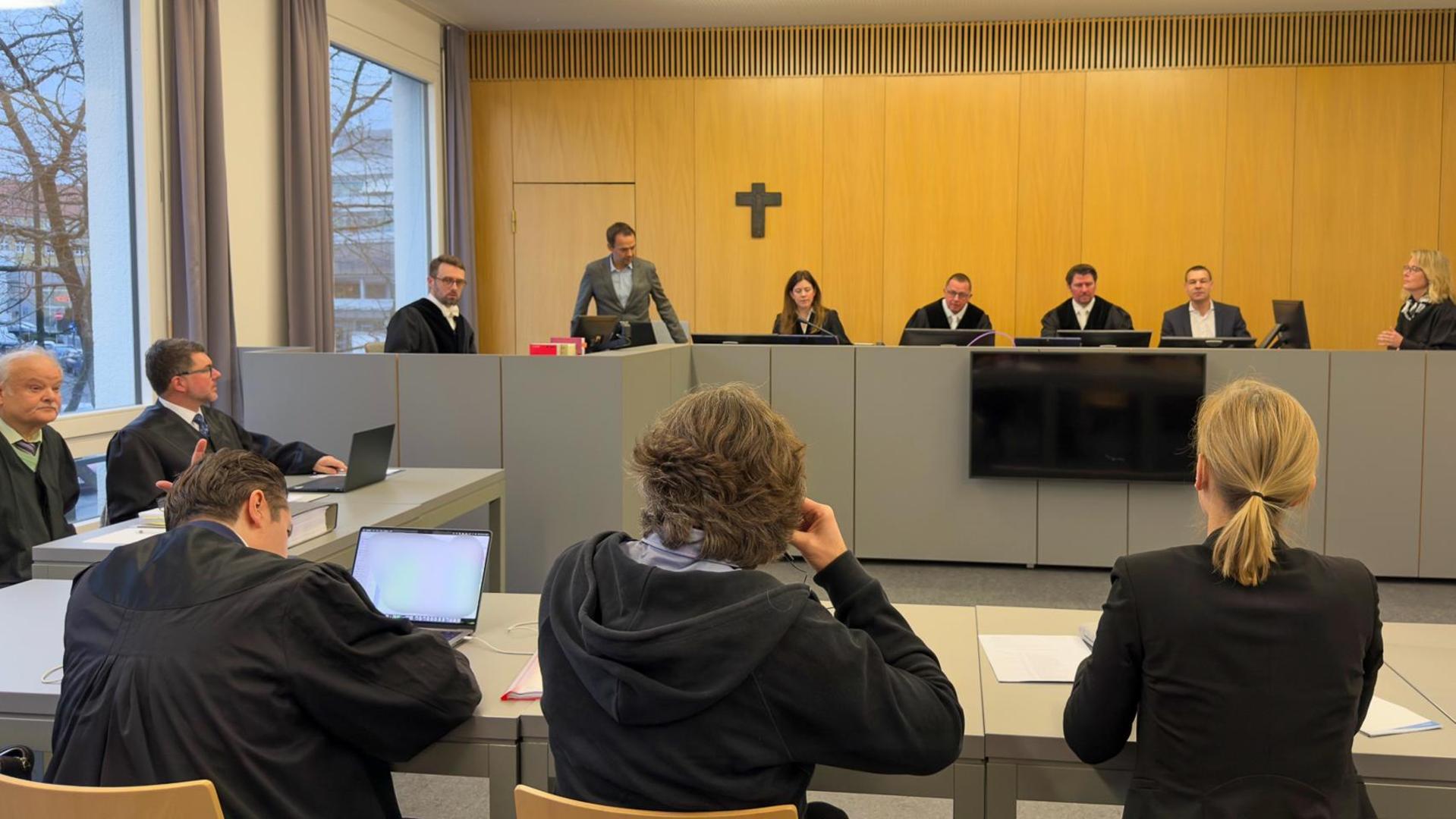 Am dritten Tag des Champagner-Prozesses sagen mehrere Betroffene unter Tränen aus. (Bild: Leon Karwath)