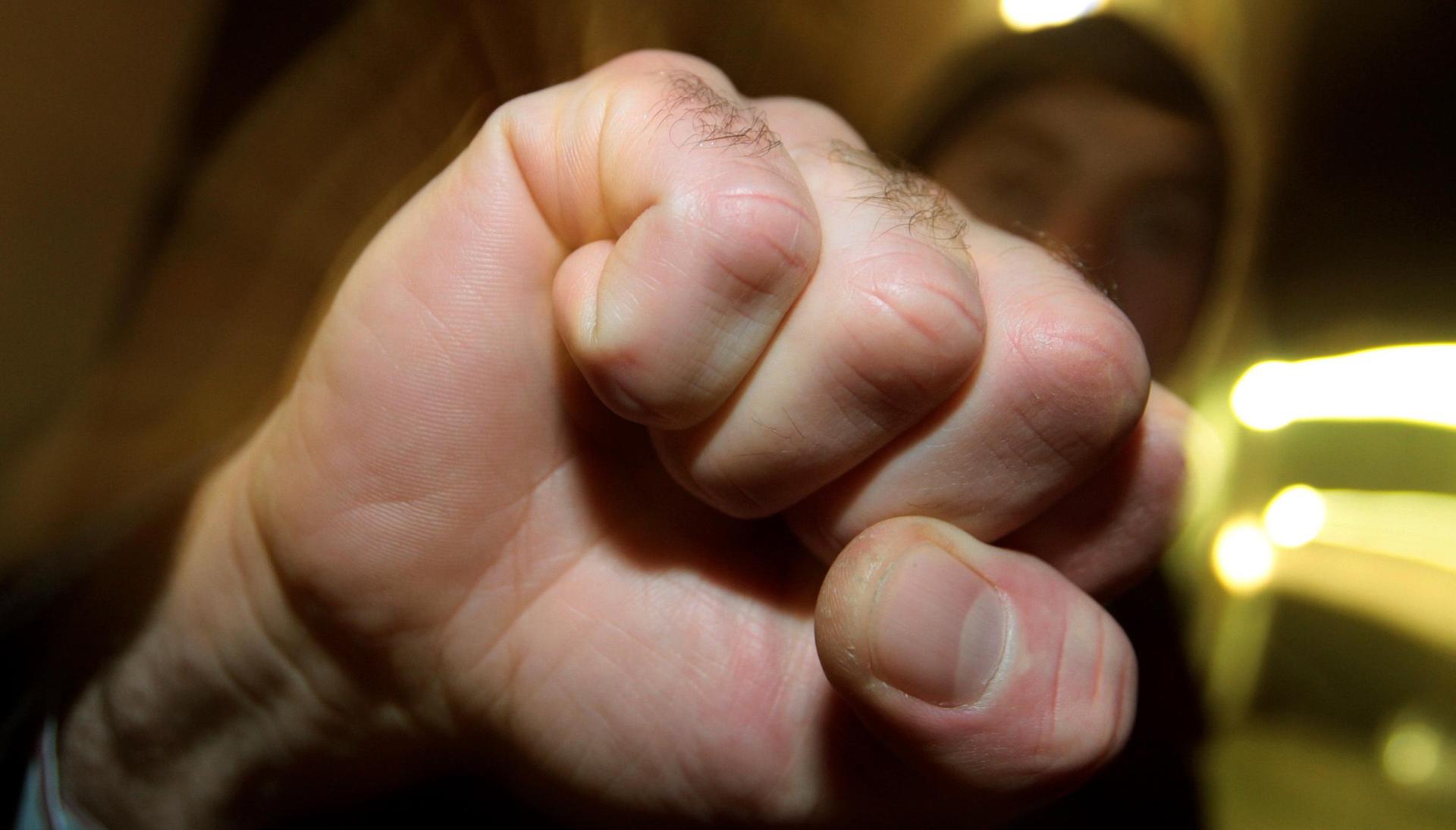 Ein Unbekannter schlägt auf dem Volksfest in Weiden einen 15-Jährigen mehrfach und flüchtet. (Symbolbild: Karl-Josef Hildenbrand)