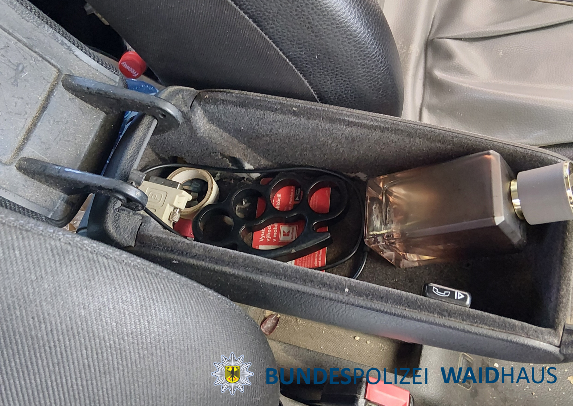 Beamte der Bundespolizeiinspektion Waidhaus stellten am vergangenen Wochenende bei Grenzkontrollen insgesamt vier Verstöße gegen das Waffengesetz fest. In einem Fall fanden sie einen Schlagring in der Mittelkonsole eines Autos. (Bild: Bundespolizeiinspektion Waidhaus)