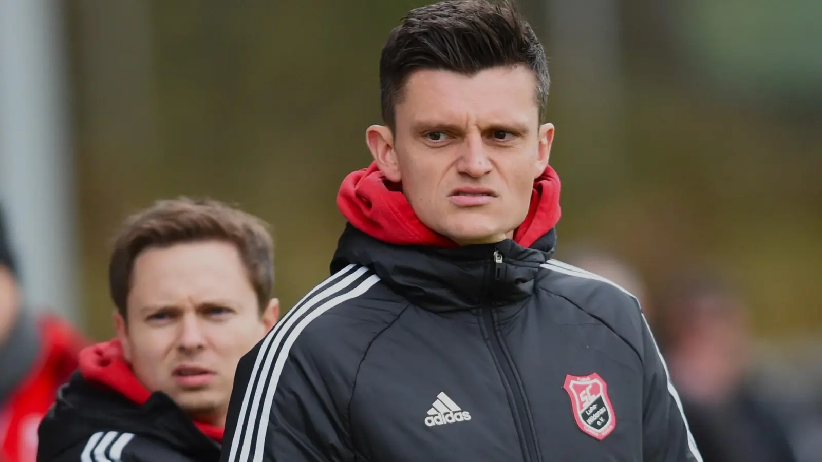 Trainer Benjamin Urban (vorne) testet mit seinen Spielern bei der SpVgg SV Weiden II. (Bild: btg)