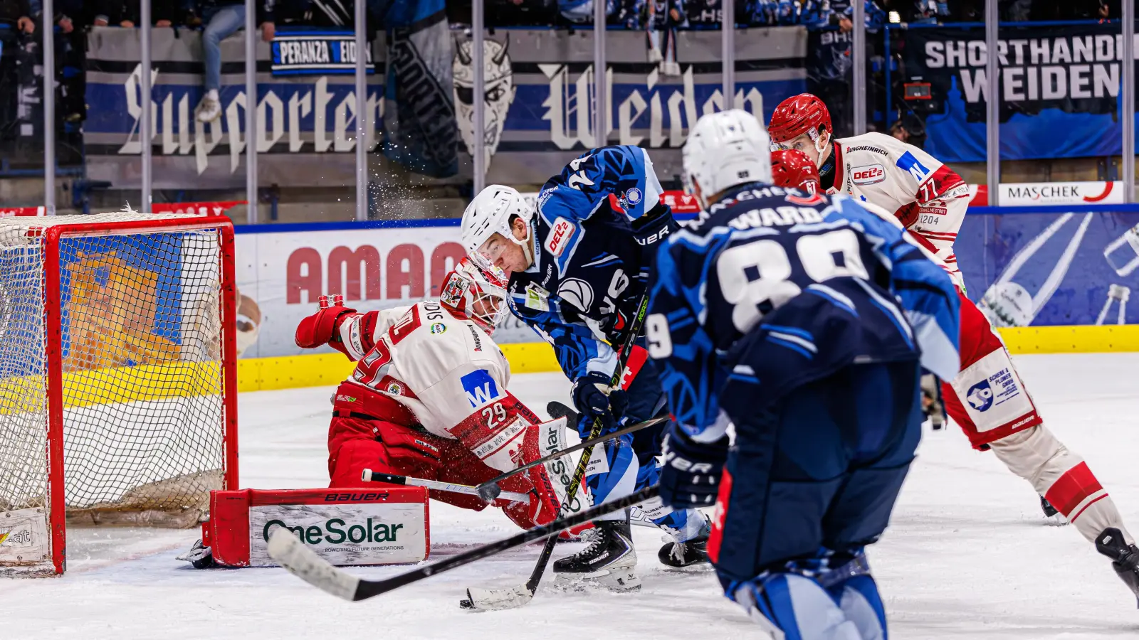 Paul Vinzens (Zweiter von links) von den Blue Devils Weiden musste kurz vor Schluss mit der Trage vom Eis gebracht werden. (Bild: Werner Moller)
