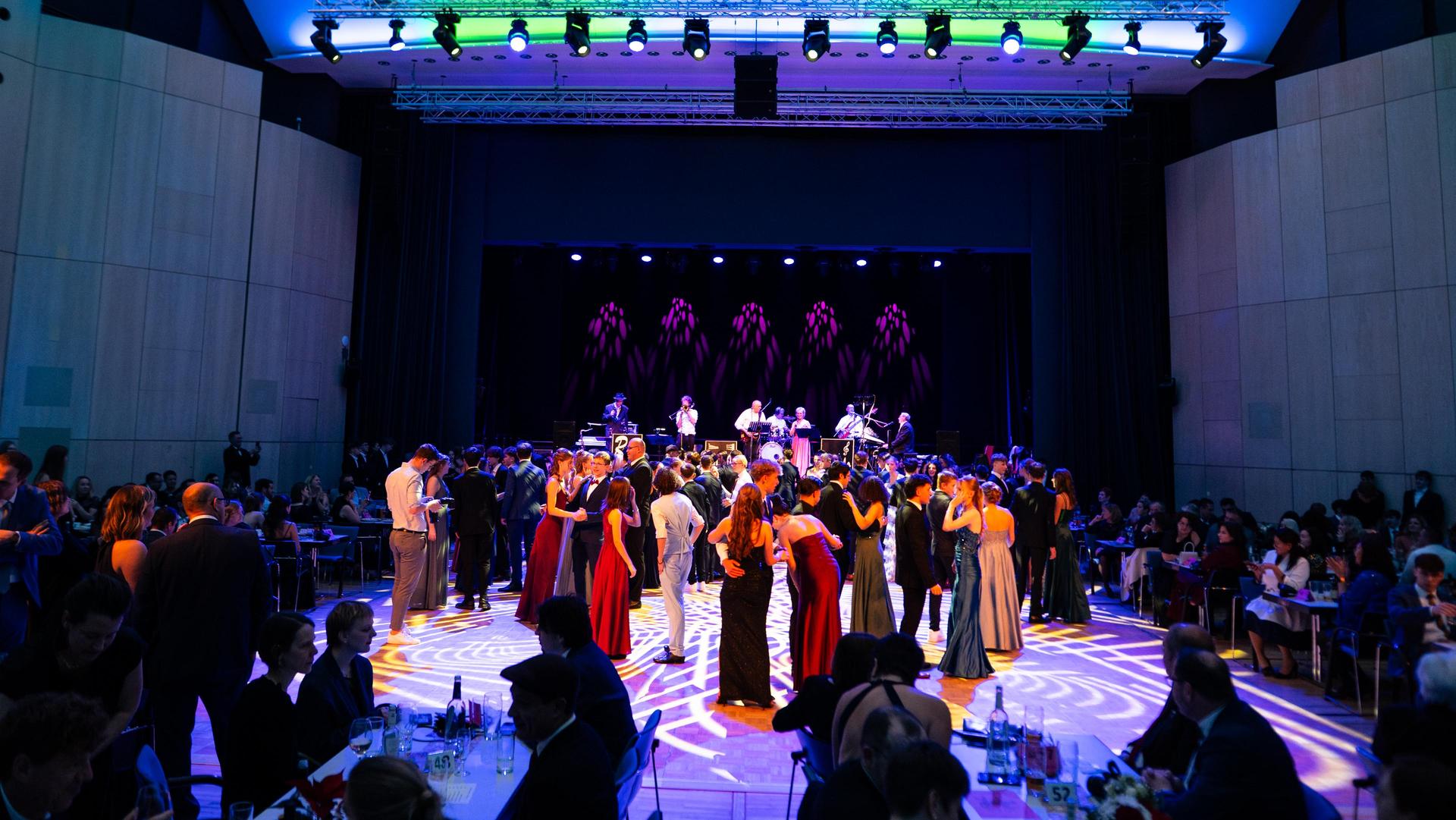 Abschlussball der Weidener Gymnnasien in der Max-Reger-Halle 2025 (Bild: Hannes Stock)