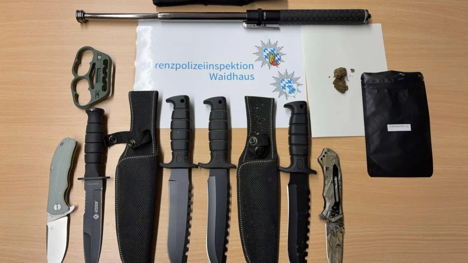 Die Grenzpolizei Waidhaus hat Waffen sichergestellt.  (Bild: Grenzpolizeiinspektion Waidhaus)