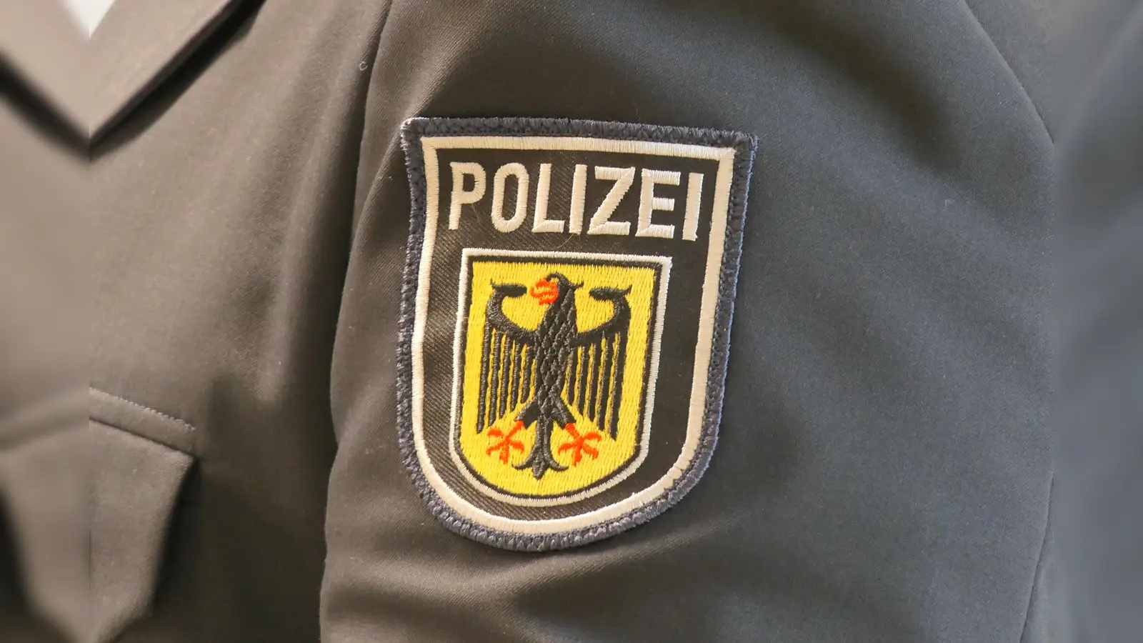Ein ehrlicher Finder bringt einen Geldbeutel mit fast 3.000 Euro zur Polizei zurück. (Bild: Bundespolizei)