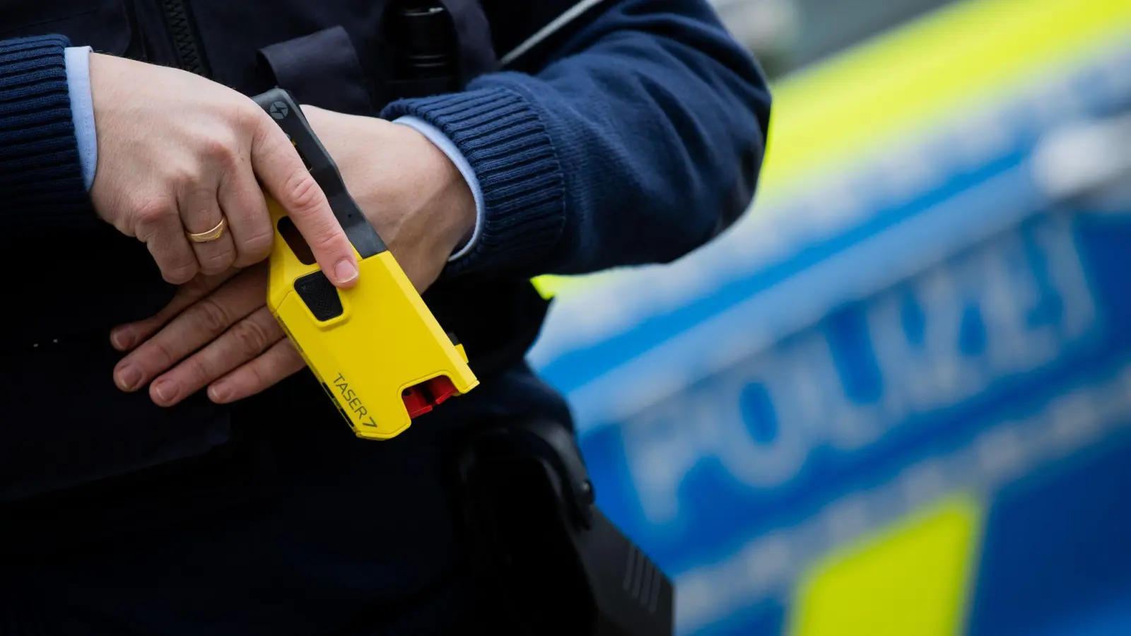 Als der Mann nicht auf die Anordnungen der Beamten reagiert, kommt ein Taser zum Einsatz. (Symbolbild) (Bild: Rolf Vennenbernd/dpa)