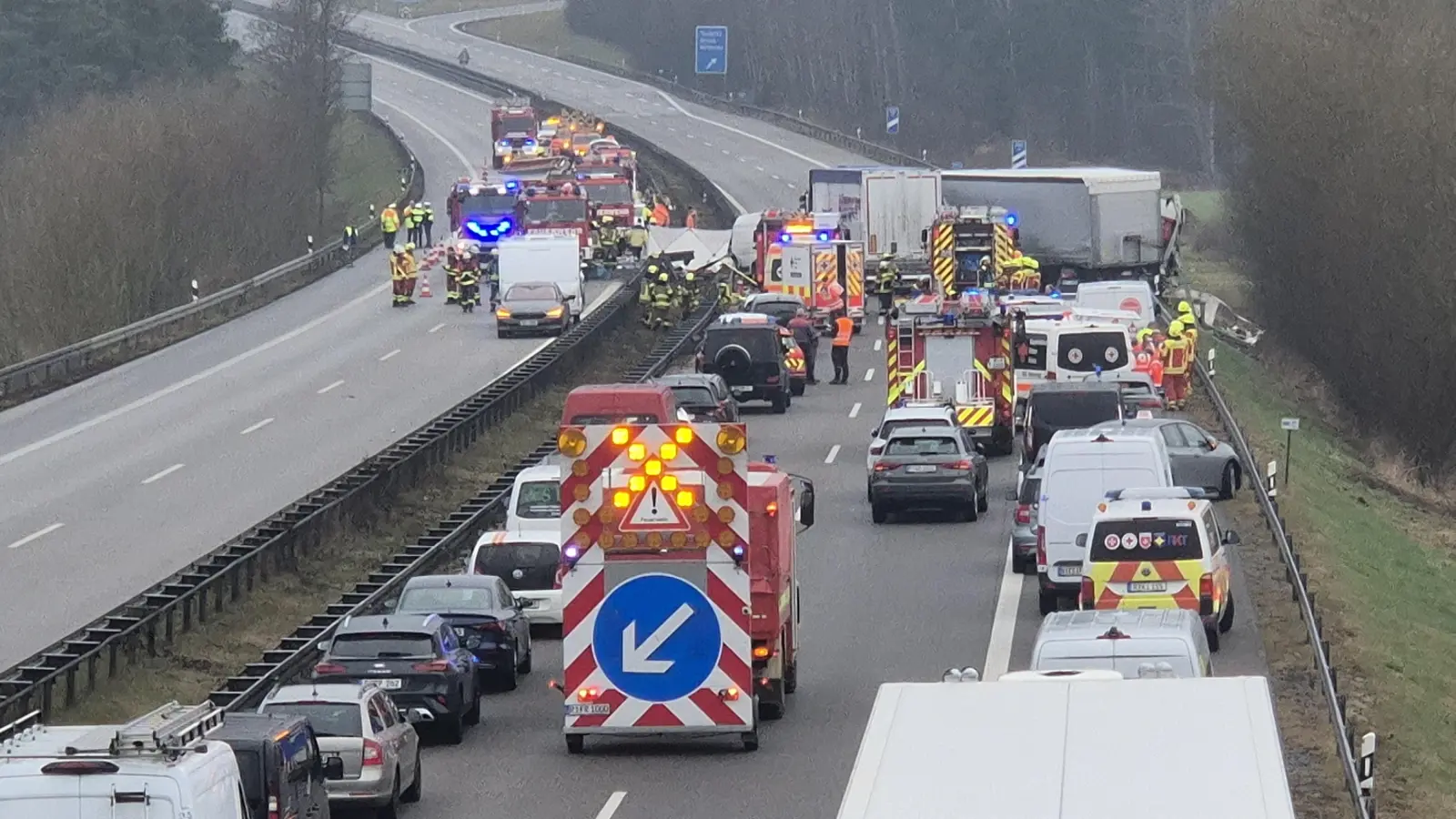 Die A 93 zwischen den Anschlussstellen Teublitz und Ponholz ist nach einem schweren Unfall gesperrt. (Bild: Hösamer)