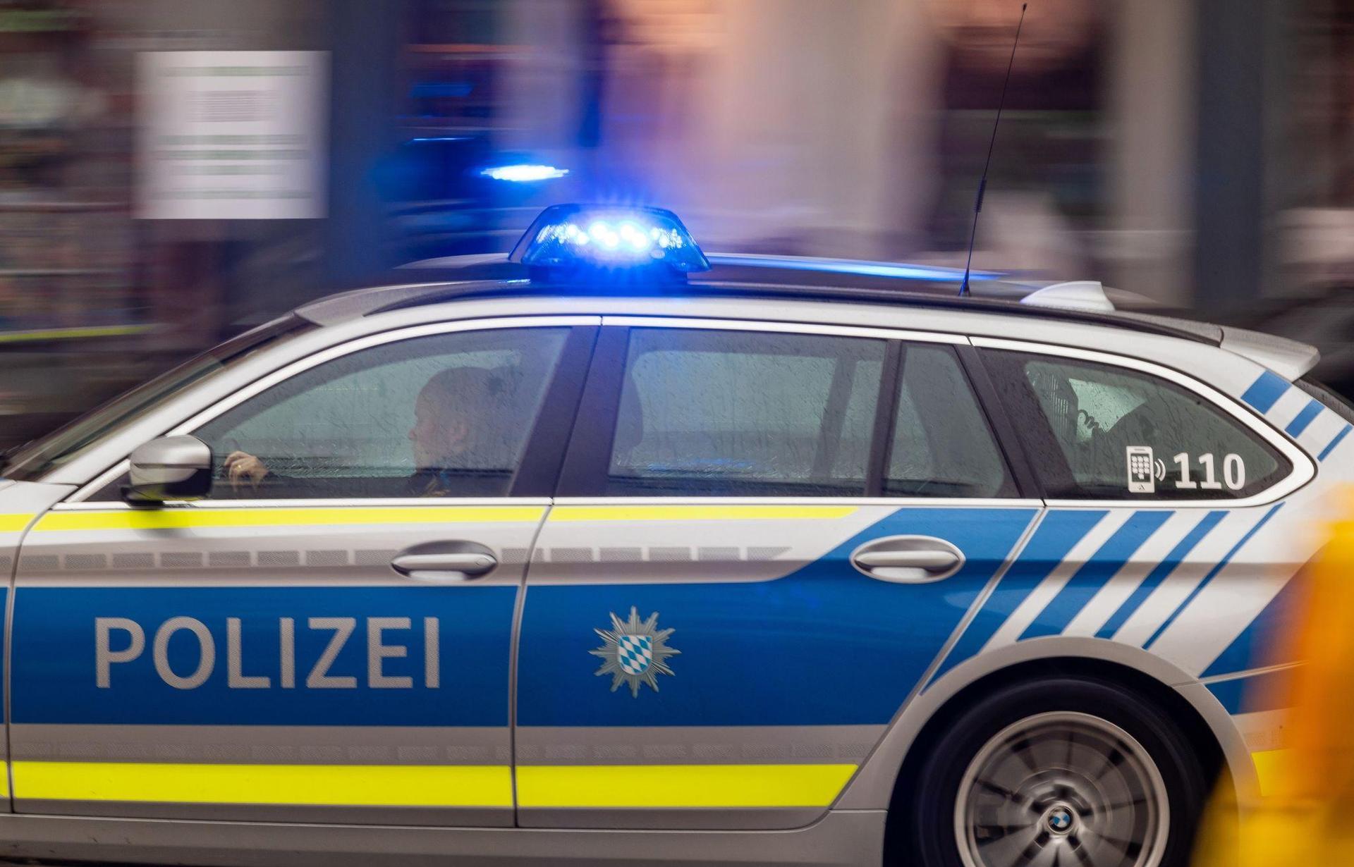 Die Polizei untersuchte, ob der Autofahrer alkoholisiert war. (Bild: Peter Kneffel/dpa/Symbolbild)