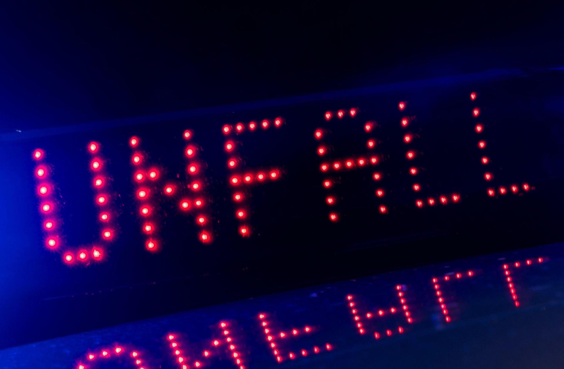 Bei einem Unfall auf der B470 bei Eschenbach wurden vier Personen verletzt. (Symbolbild: Monika Skolimowska/dpa)