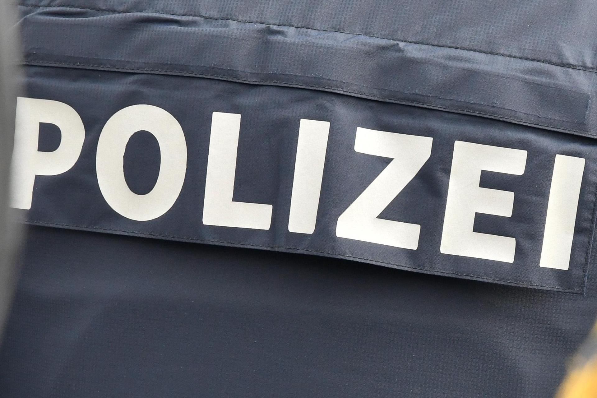 Um an eine Geldbörse zu gelangen, schlug ein Unbekannter die Fenster eines Fahrzeugs ein.  (Symbolbild: Petra Hartl)