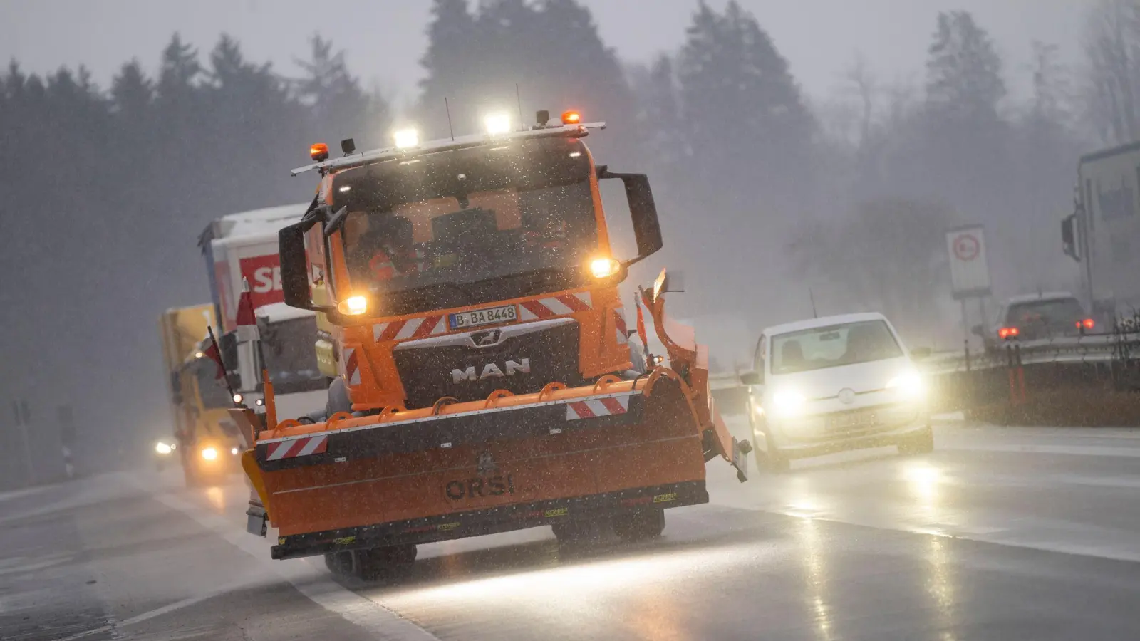 Autofahrer sollten vorsichtig sein. (Bild: Peter Kneffel/dpa)