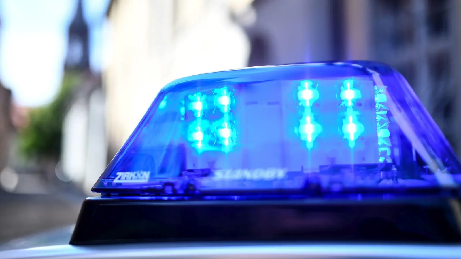 Ein Alkoholtest stoppt die nächtliche Fahrt eines 30-Jährigen in Floß. (Symbolbild: Patrick Seeger/dpa)