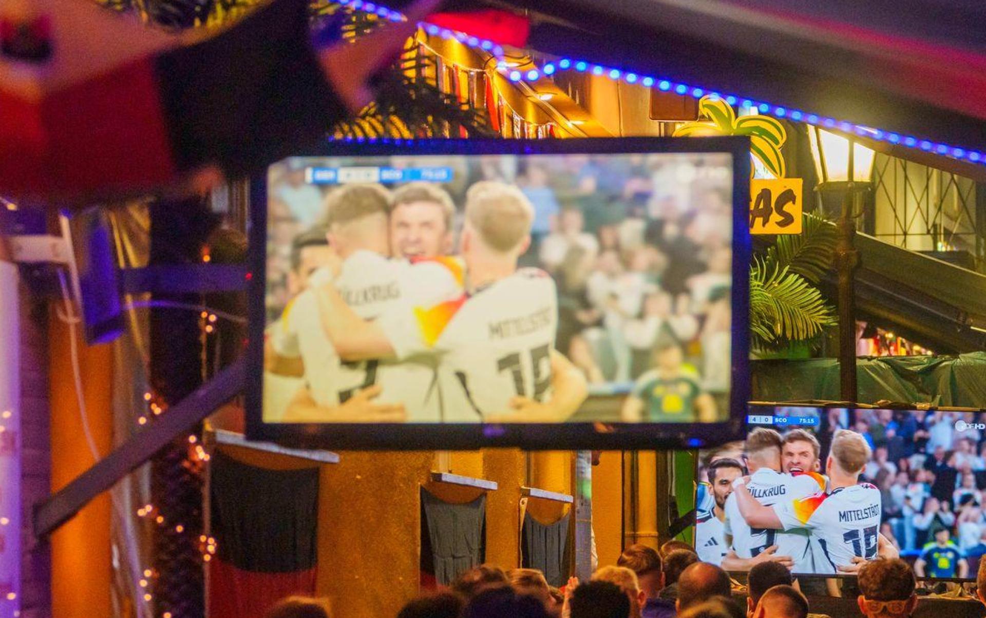 Werden wieder viele Menschen die Spiele in großen Gruppen schauen? (Archivbild: Andreas Arnold/dpa)