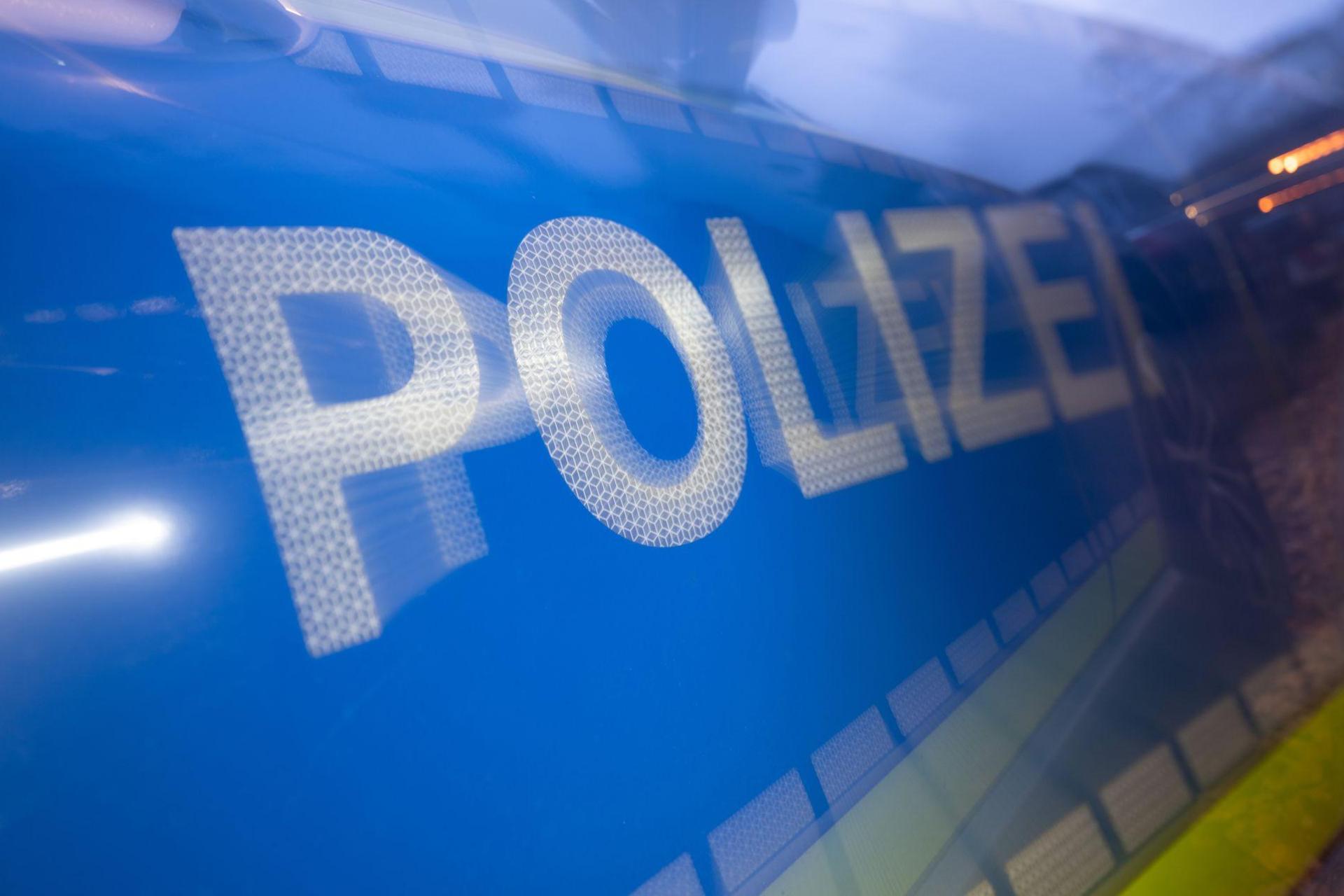 Bei einem Unfall in der Frauenrichterstraße in Weiden wurden laut Polizei zwei 16-Jährige leicht verletzt. (Symbolbild: Marijan Murat/dpa)