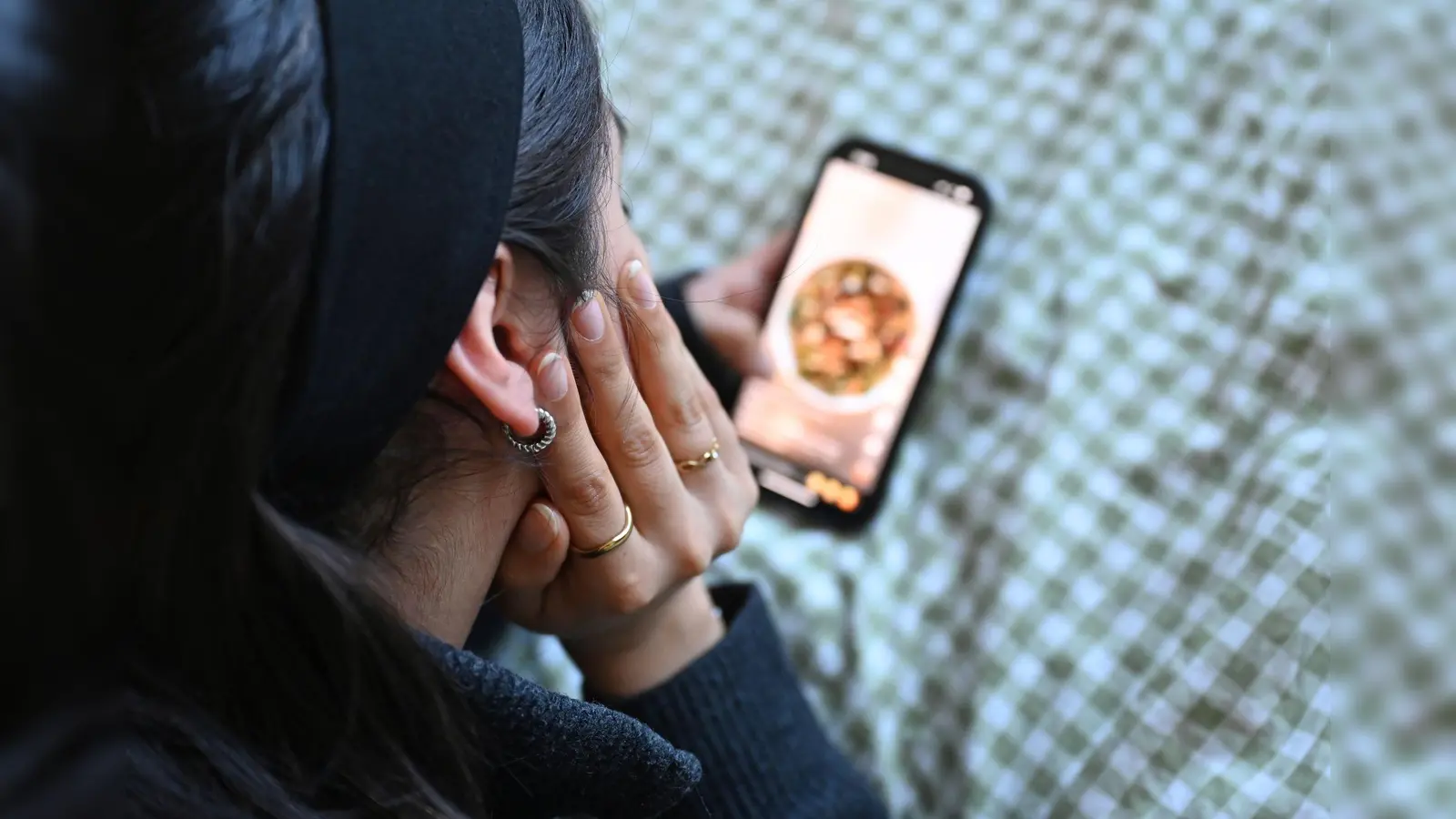 Die britische Regierung möchte herausfinden, wie sich Social Media Einschränkungen und Verbote auf schulische Leistungen, den Schlaf und das Familienleben auswirken. (Archivbild) (Bild: Elisa Schu/dpa)