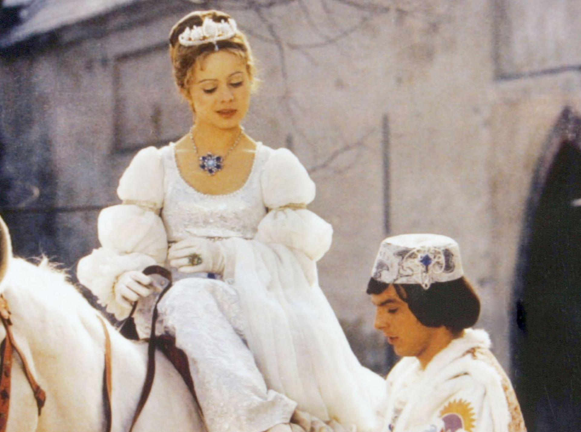 Der Prinz (Pavel Trávnícek) passt Aschenbrödel (Libuse Safránková) den verlorenen Schuh an. (Filmszene) (Bild: Degeto/WDR/dpa)