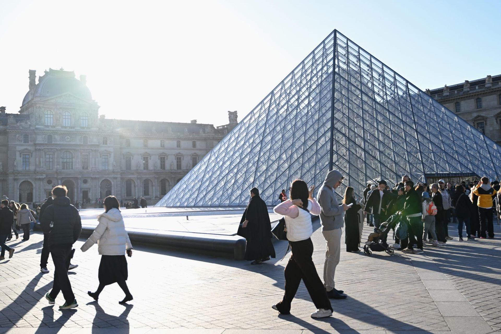 Für wenige Minuten hing im Louvre ein Bild, das zwei Tiktoker dort kurzerhand angebracht haben. (Archivbild) (Bild: Emma Da Silva/AP/dpa)