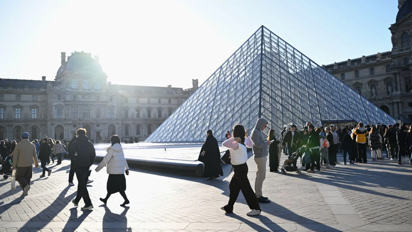 Für wenige Minuten hing im Louvre ein Bild, das zwei Tiktoker dort kurzerhand angebracht haben. (Archivbild) (Bild: Emma Da Silva/AP/dpa)