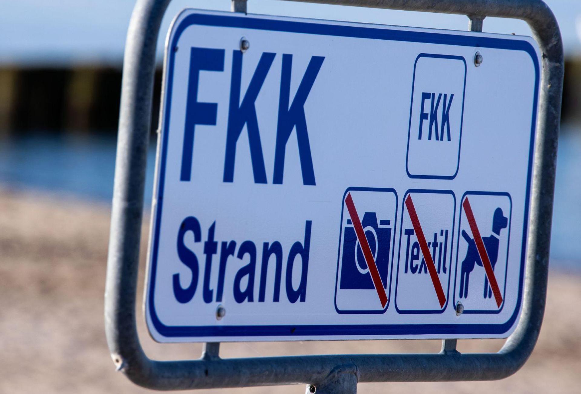 Wenn jemand nackt am Strand liegt, bedeutet das nicht, dass sie oder er dort fotografiert werden darf. (Symbolbild: Jens Büttner/dpa-Zentralbild/ZB)