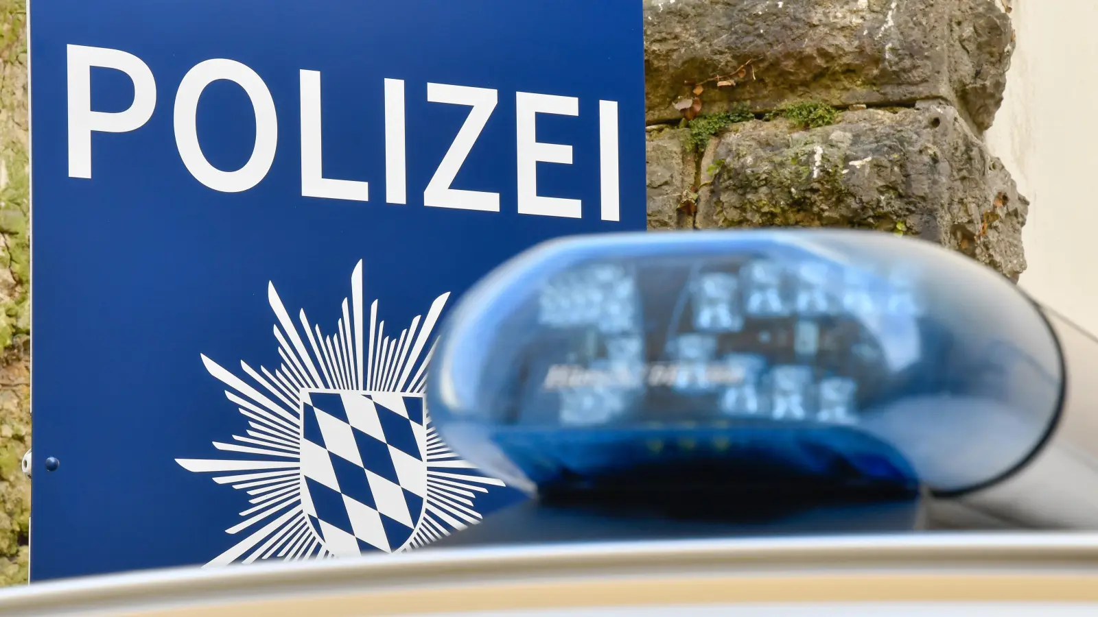 Ein Passant wurde in Weiden durch einen Flaschenwurf verletzt. Die Polizei sucht Zeugen des Vorfalls. (Symbolbild: Petra Hartl)