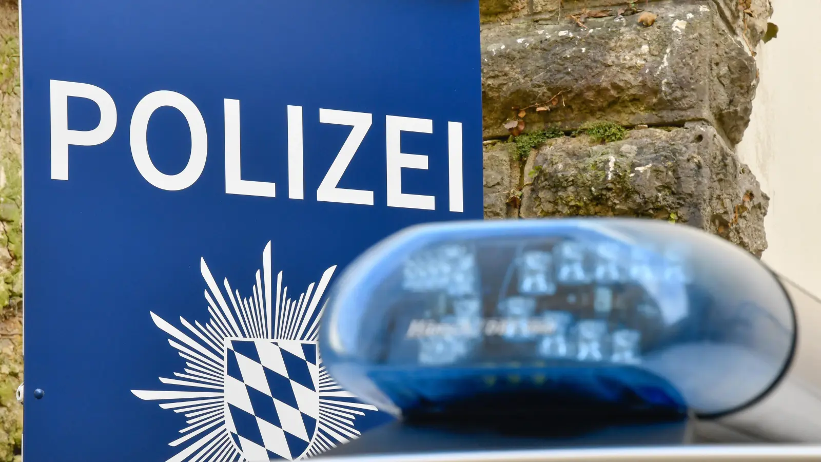 Ein Fahrer wurde in Störnstein ohne Versicherungsschutz erwischt und beleidigte einen Polizisten. (Symbolbild: Petra Hartl)