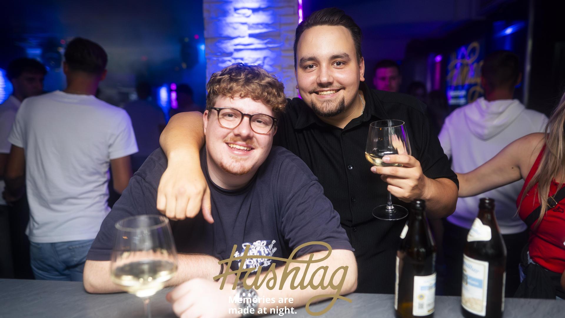 Auch am Tag nach „Weiden träumt” wird im Hashtag getanzt. DJ Avarro sorgt für den passenden Sound. (Bild: Hannes Stock)