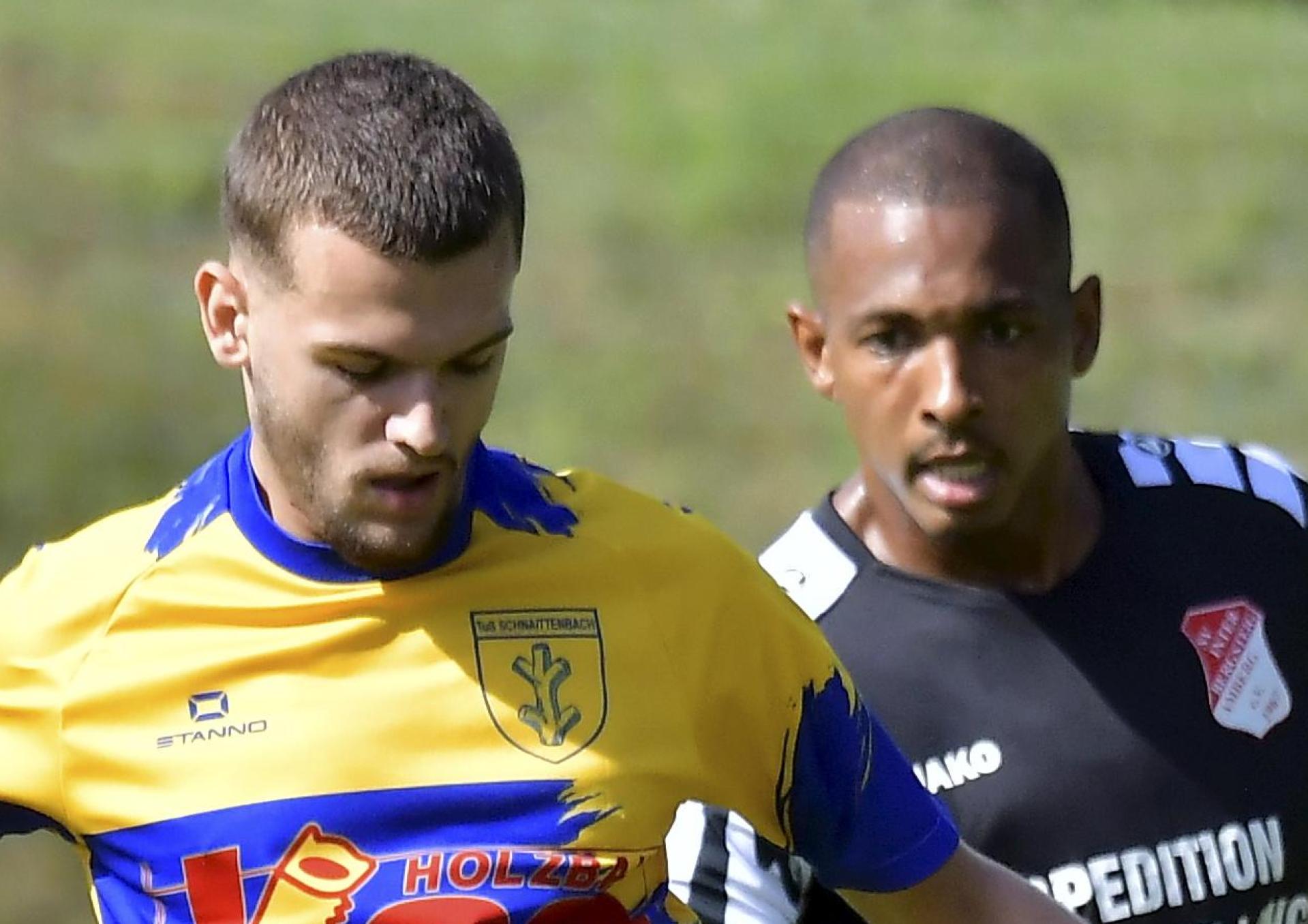 Mateo Lovrinovic (Mitte, hier noch im Trikot des TuS Schnaittenbach) läuft ab der Winterpause für den SC Luhe-Wildenau auf.  (Archivbild: Hubert Ziegler)