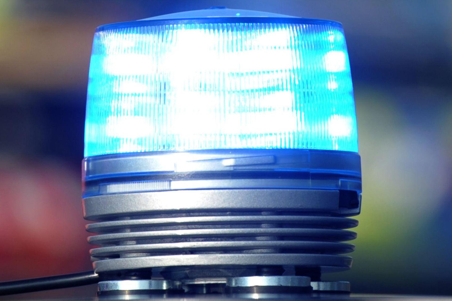 In Flossenbürg hat jemand zwei Hinweisschilder nahe des Gaisweihers besprüht. Zeugen sollten sich bei der Polizei melden. (Symbolbild: Stefan Puchner / dpa)