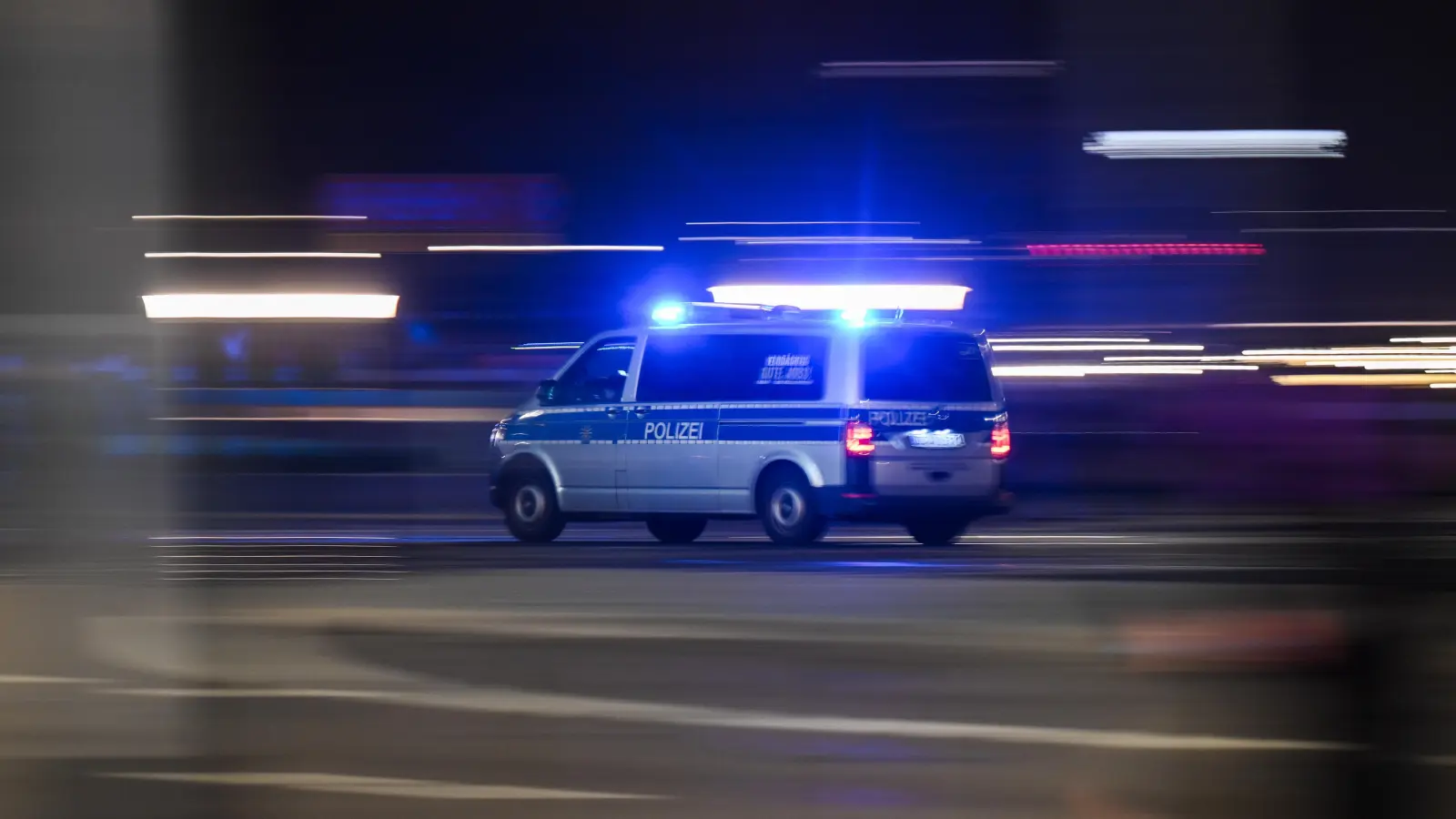 In Eslarn warfen Unbekannte am Donnerstagabend zwei Fensterscheiben eines Wohnhauses ein. Die Polizei sucht Zeugen. (Symbolbild: Robert Michael/dpa)