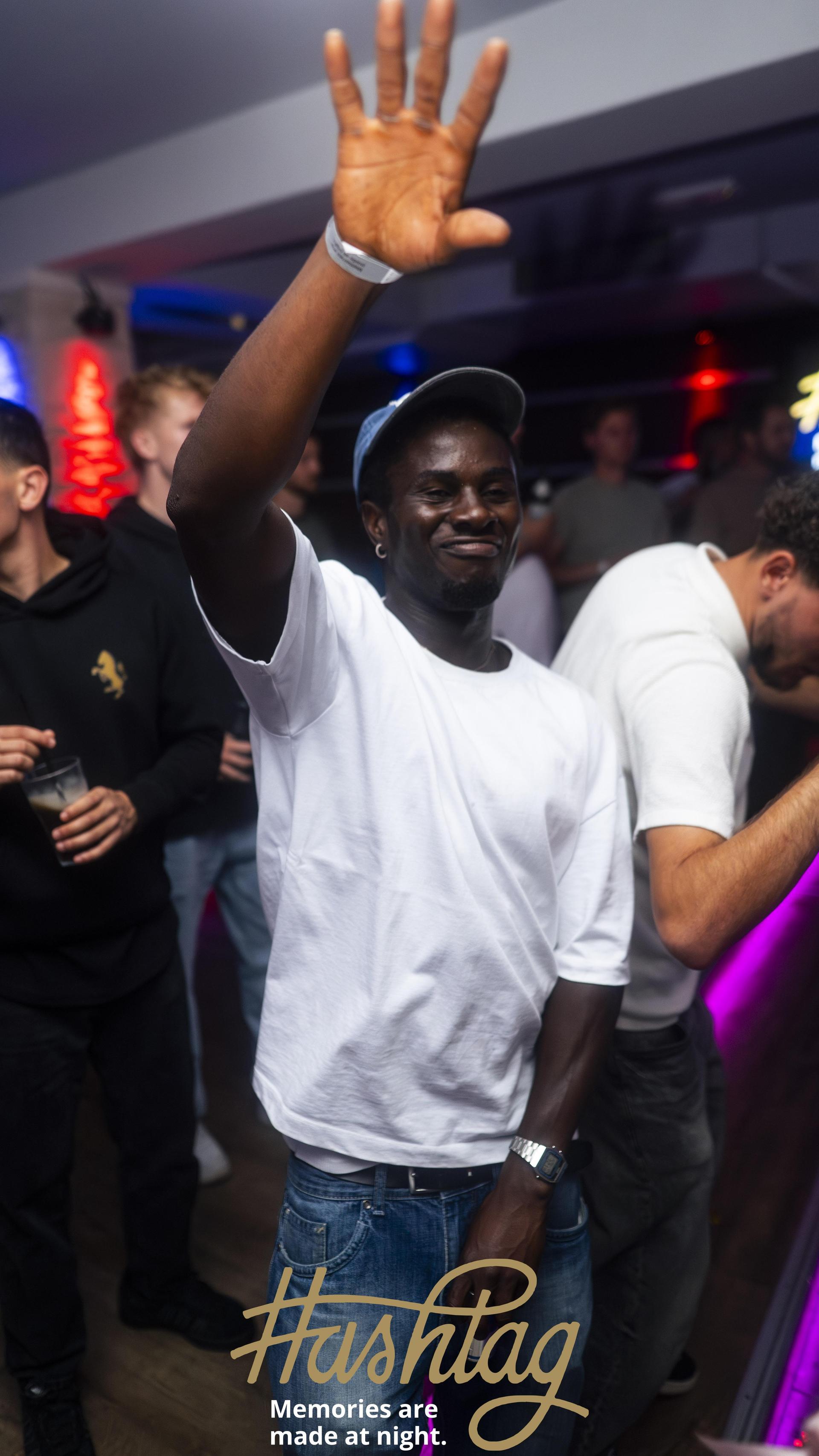 Auch am Tag nach „Weiden träumt” wird im Hashtag getanzt. DJ Avarro sorgt für den passenden Sound. (Bild: Hannes Stock)