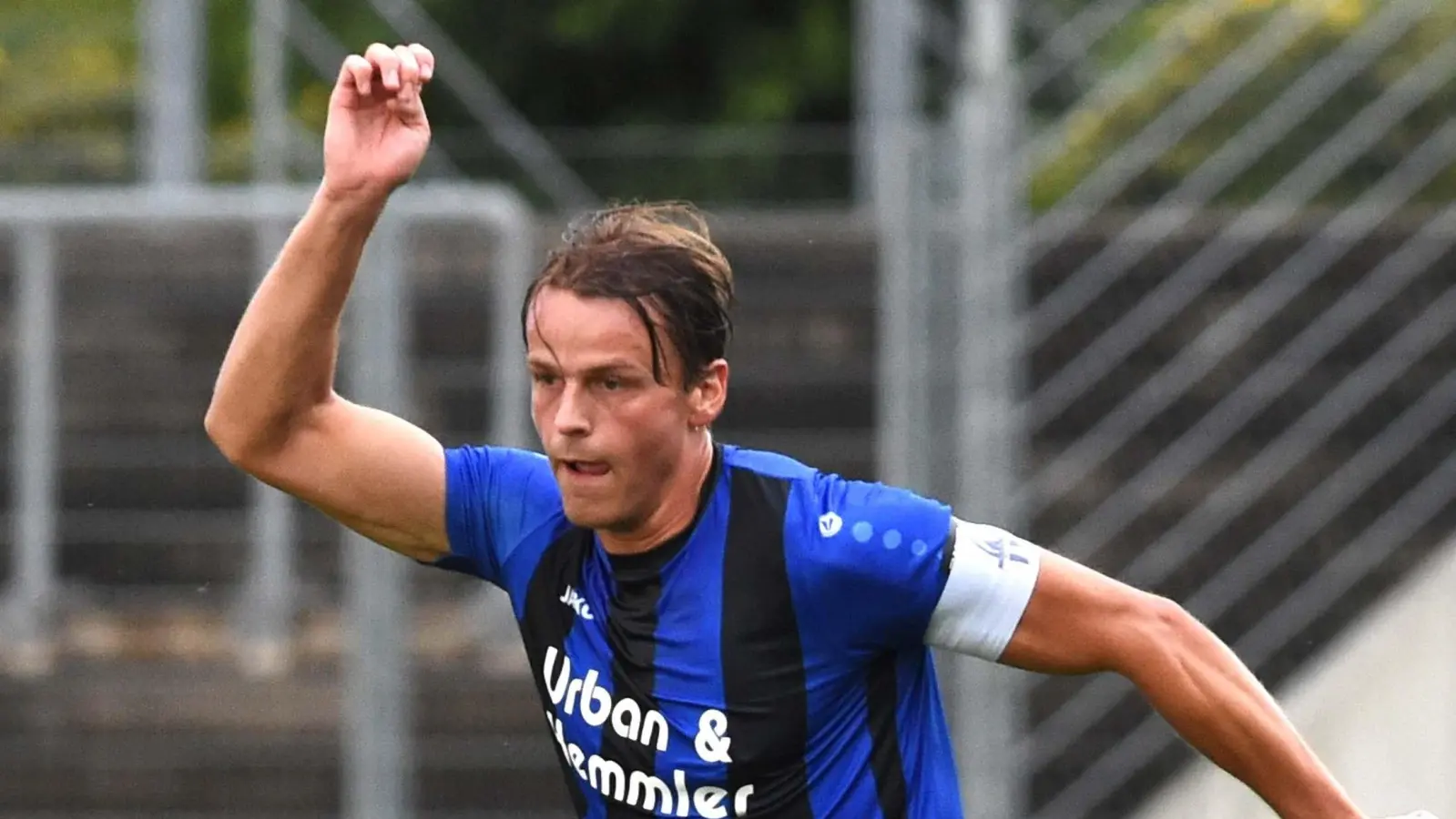 Der Kapitän bleibt auch an Bord: Felix Behnke spielt weiterhin für die SpVgg SV Weiden. (Bild: Gerhard Büttner)