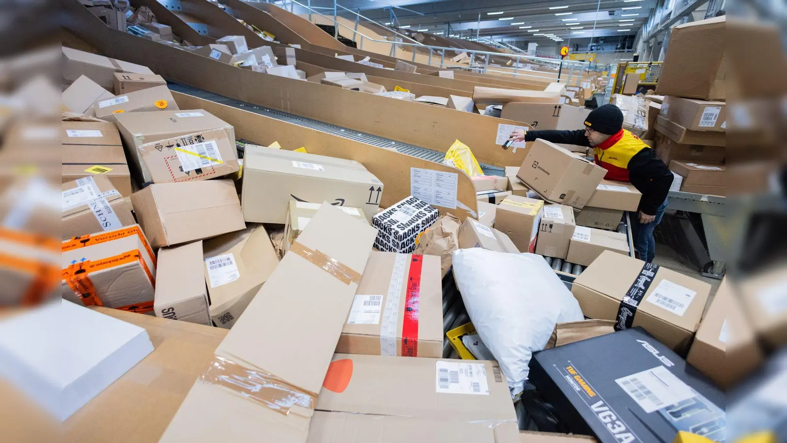 Gefährliche oder rechtswidrige Produkte von Online-Märkten landen auch in den digitalen Einkaufskörben deutscher Verbraucher. (Symbolbild) (Bild: Rolf Vennenbernd/dpa)