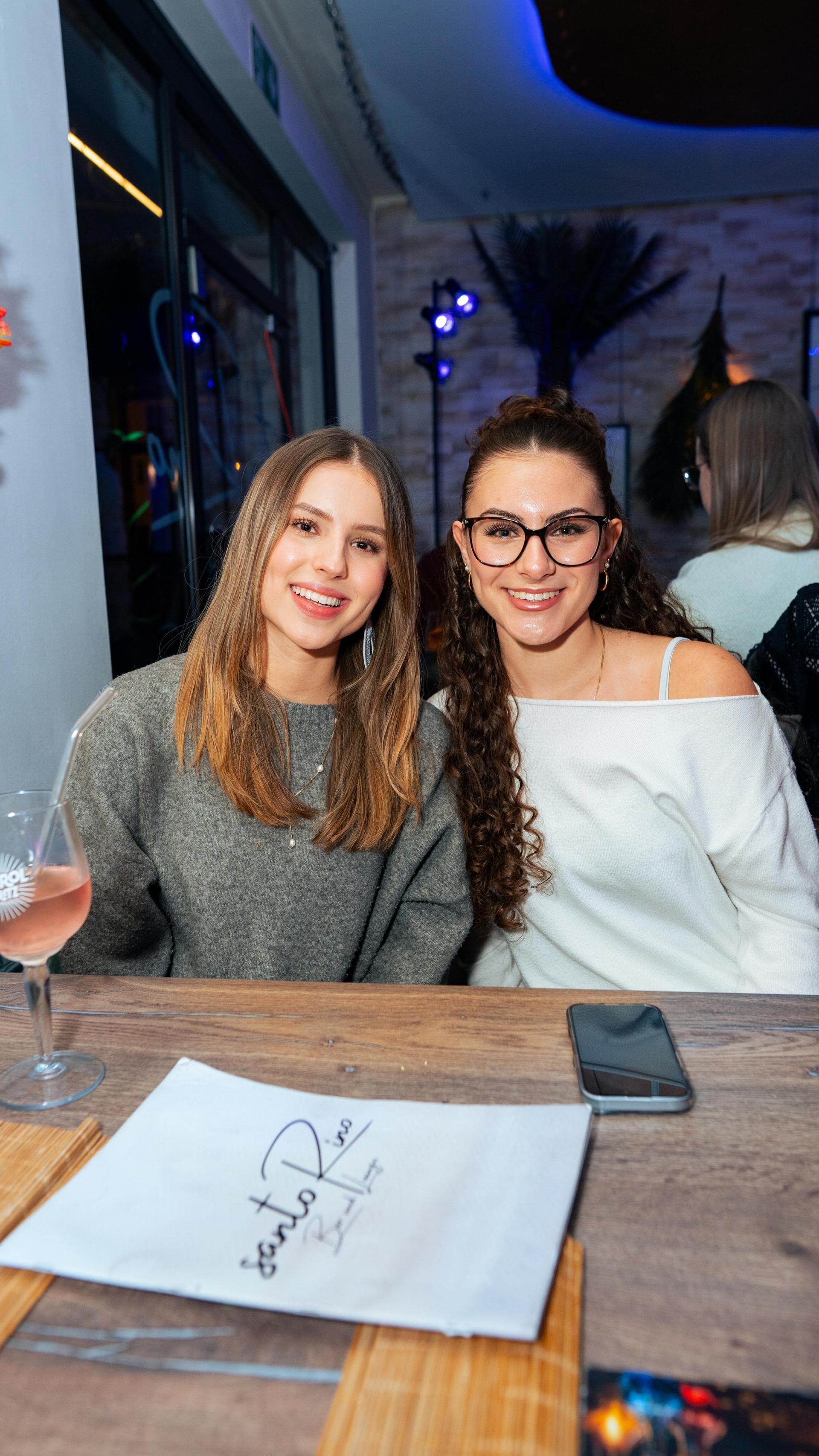 „Neon Beach Night” war das Motto bei der Party am Samstag in der SantoRino-Bar. (Bild: Hannes Stock)