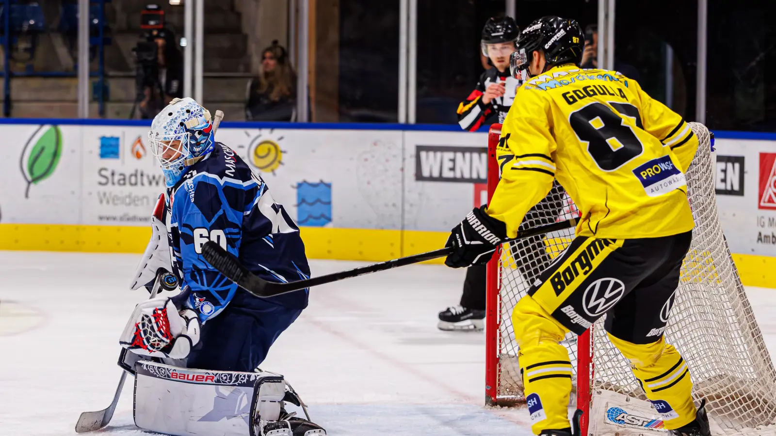 Die Blue Devils Weiden gewannen ihr Heimspiel gegen die Krefeld Pinguine am Sonntagabend mit 2:1 nach Penaltyschießen. Felix Noack (links) avancierte dabei mit einer überragenden Leistung zum Matchwinner.  (Bild: Werner Moller)