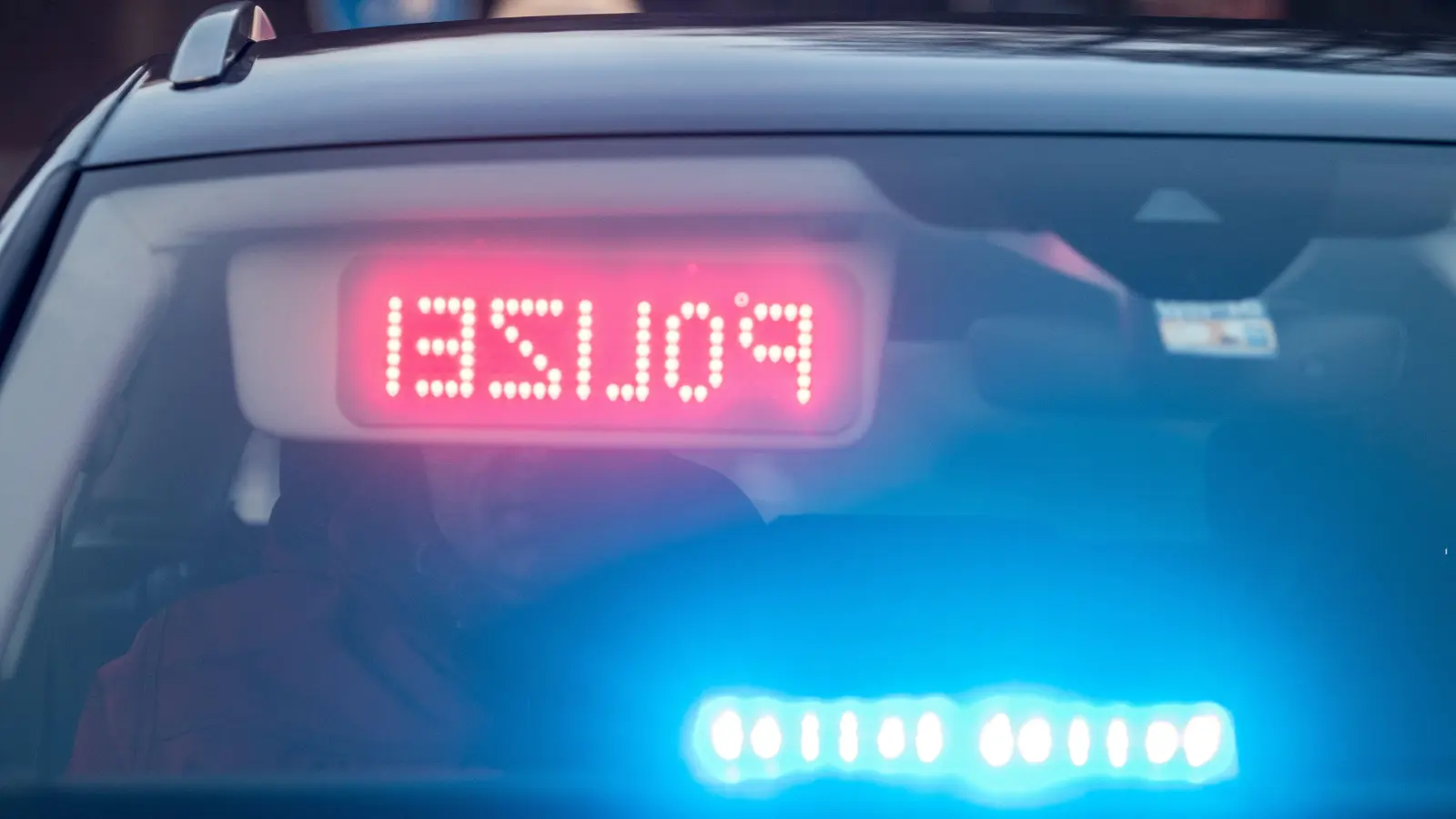 Bei einer Auseinandersetzung im Bezirkskrankenhaus Bayreuth wurden zwei Personen leicht verletzt. (Symbolbild: Armin Weigel/dpa)